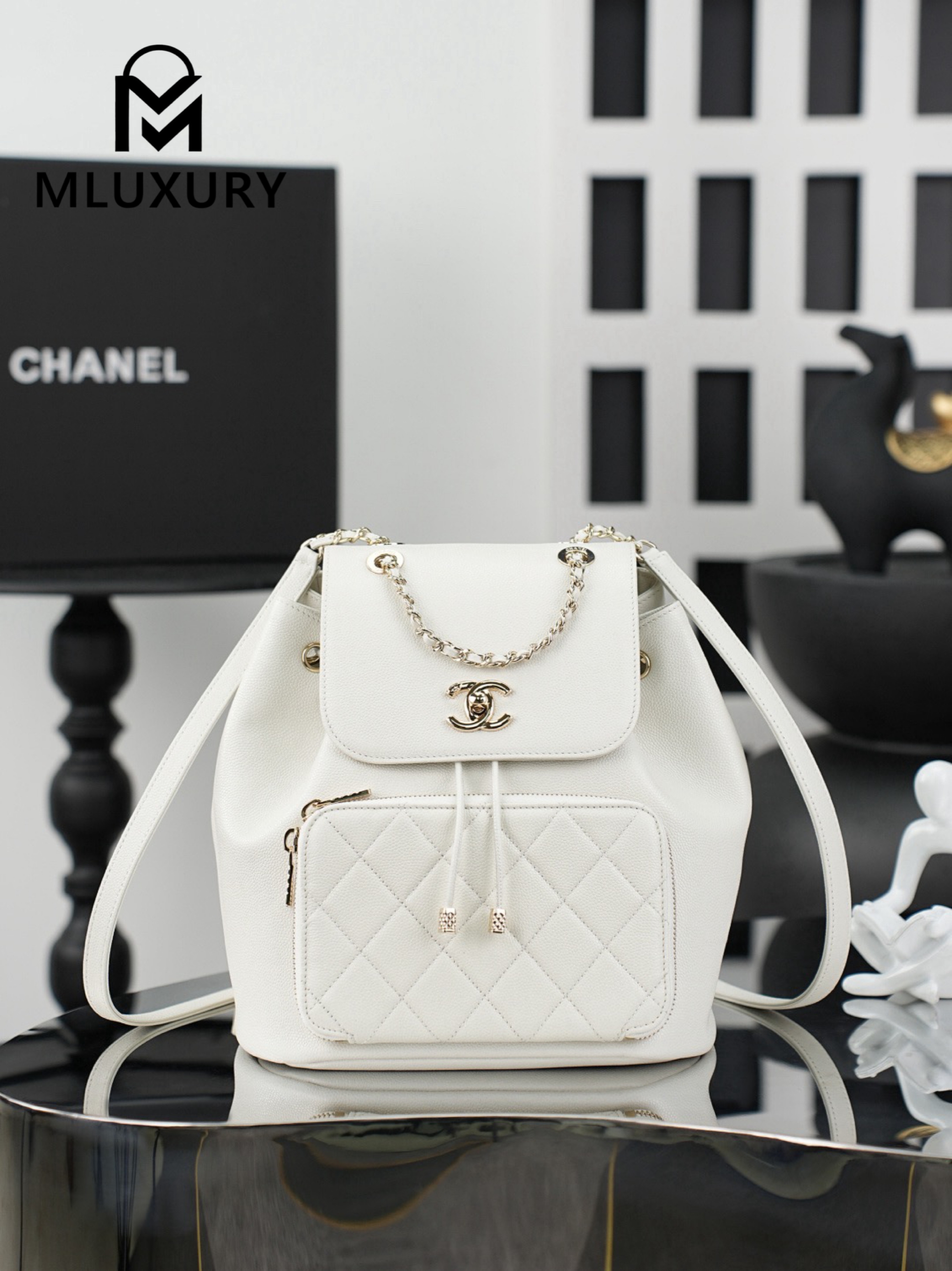 CHANEL 22B Affinity Duma Large, White