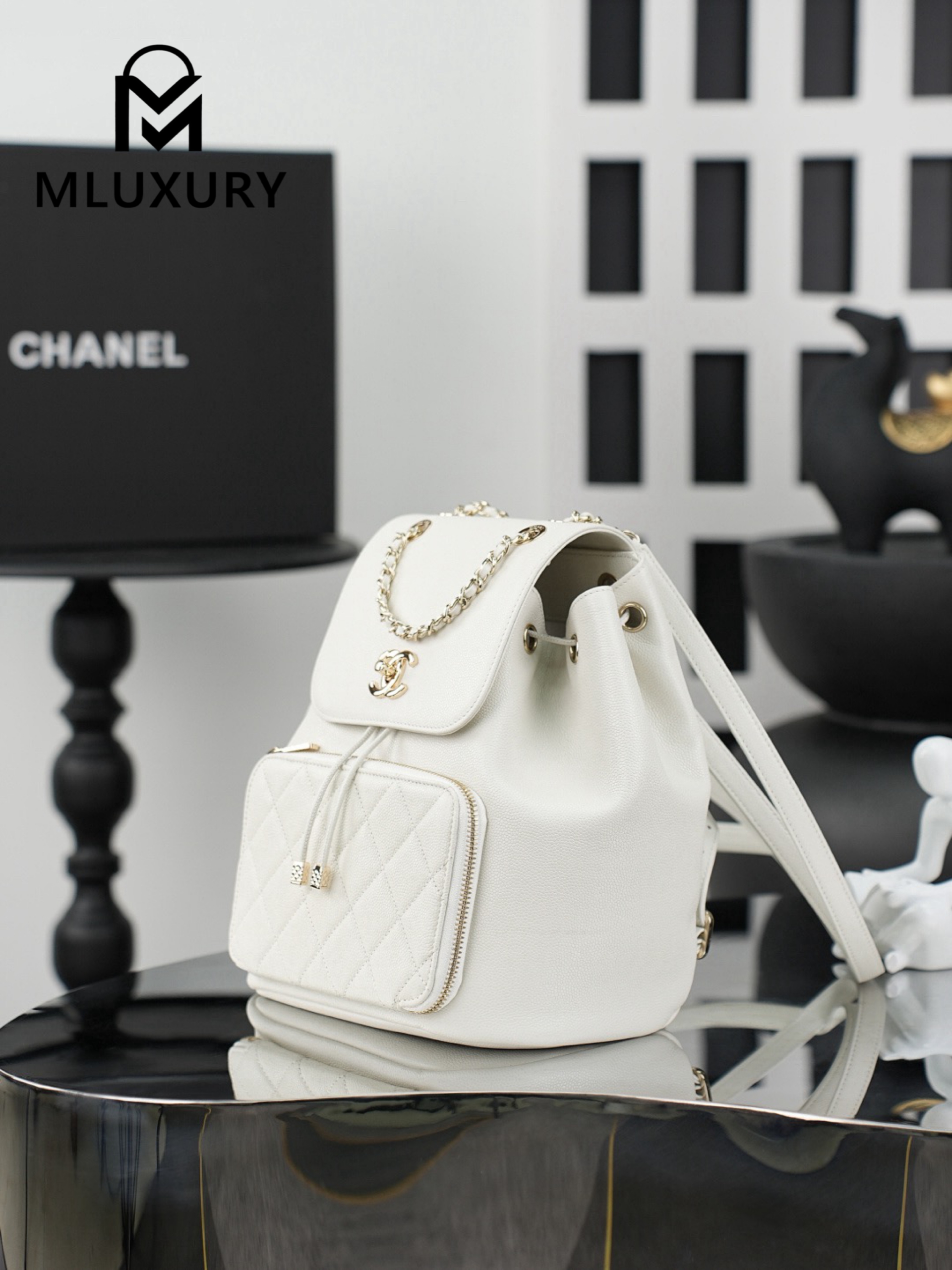 CHANEL 22B Affinity Duma Large, White