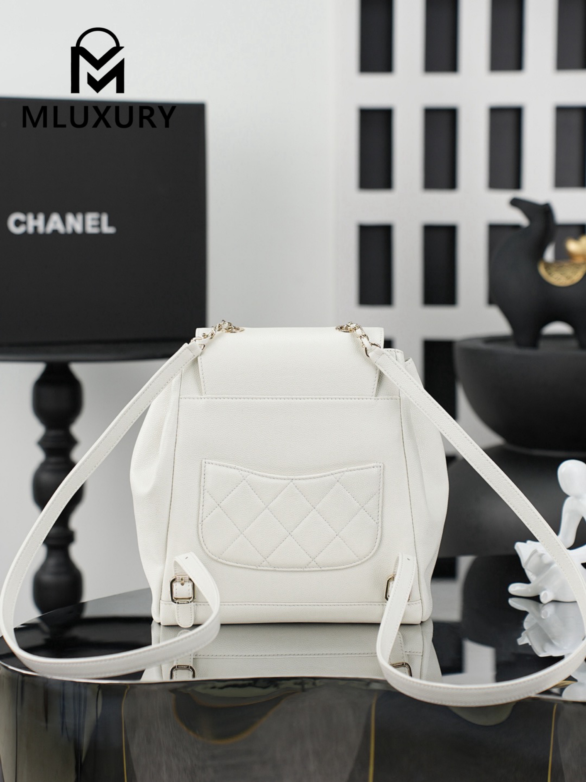 CHANEL 22B Affinity Duma Large, White