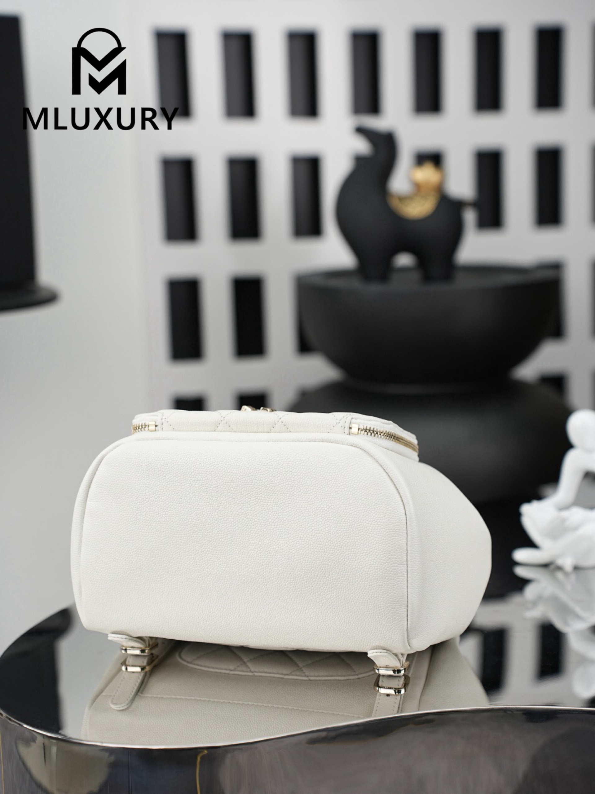 CHANEL 22B Affinity Duma Large, White