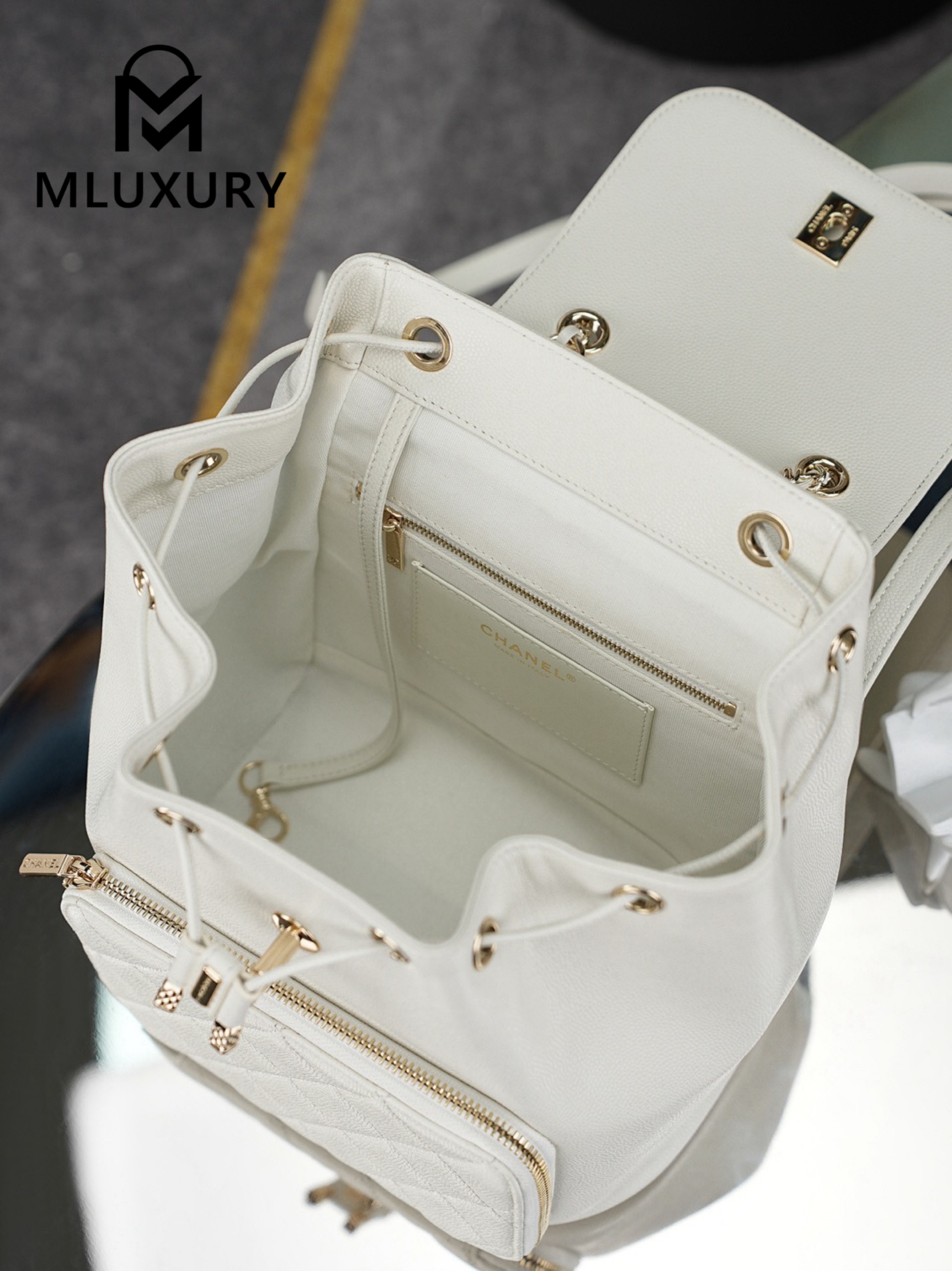 CHANEL 22B Affinity Duma Large, White