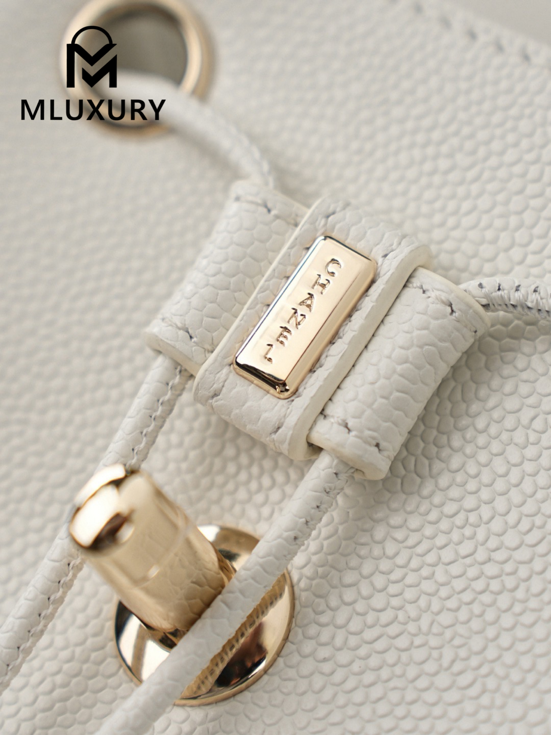 CHANEL 22B Affinity Duma Large, White