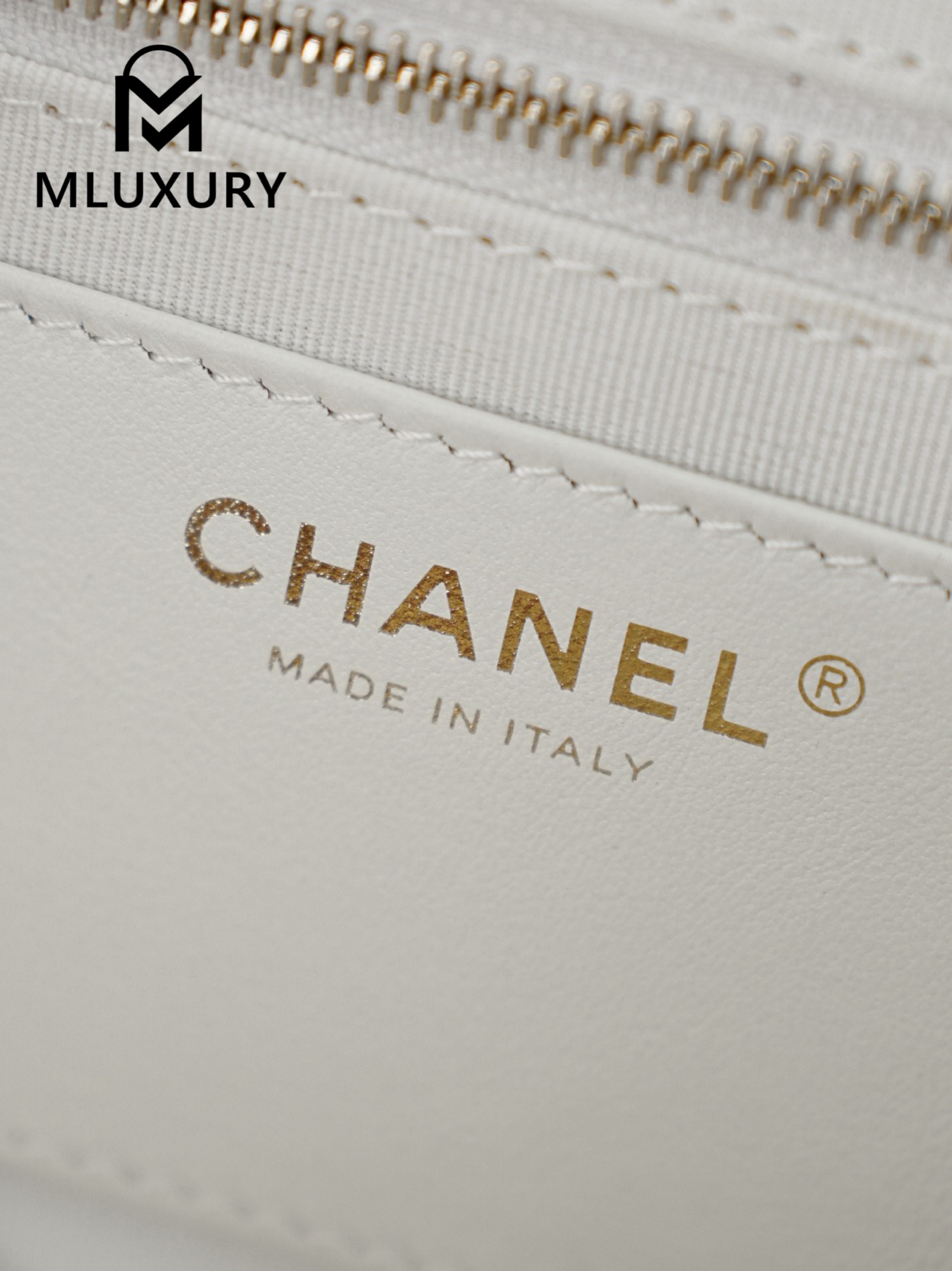 CHANEL 22B Affinity Duma Large, White