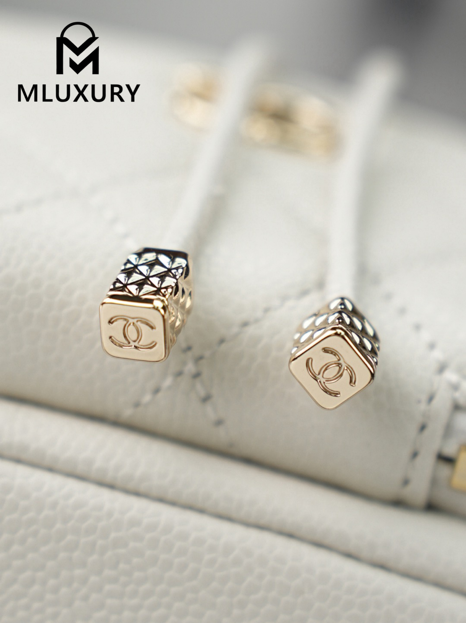 CHANEL 25B mini chain drawstring bucket bag, White