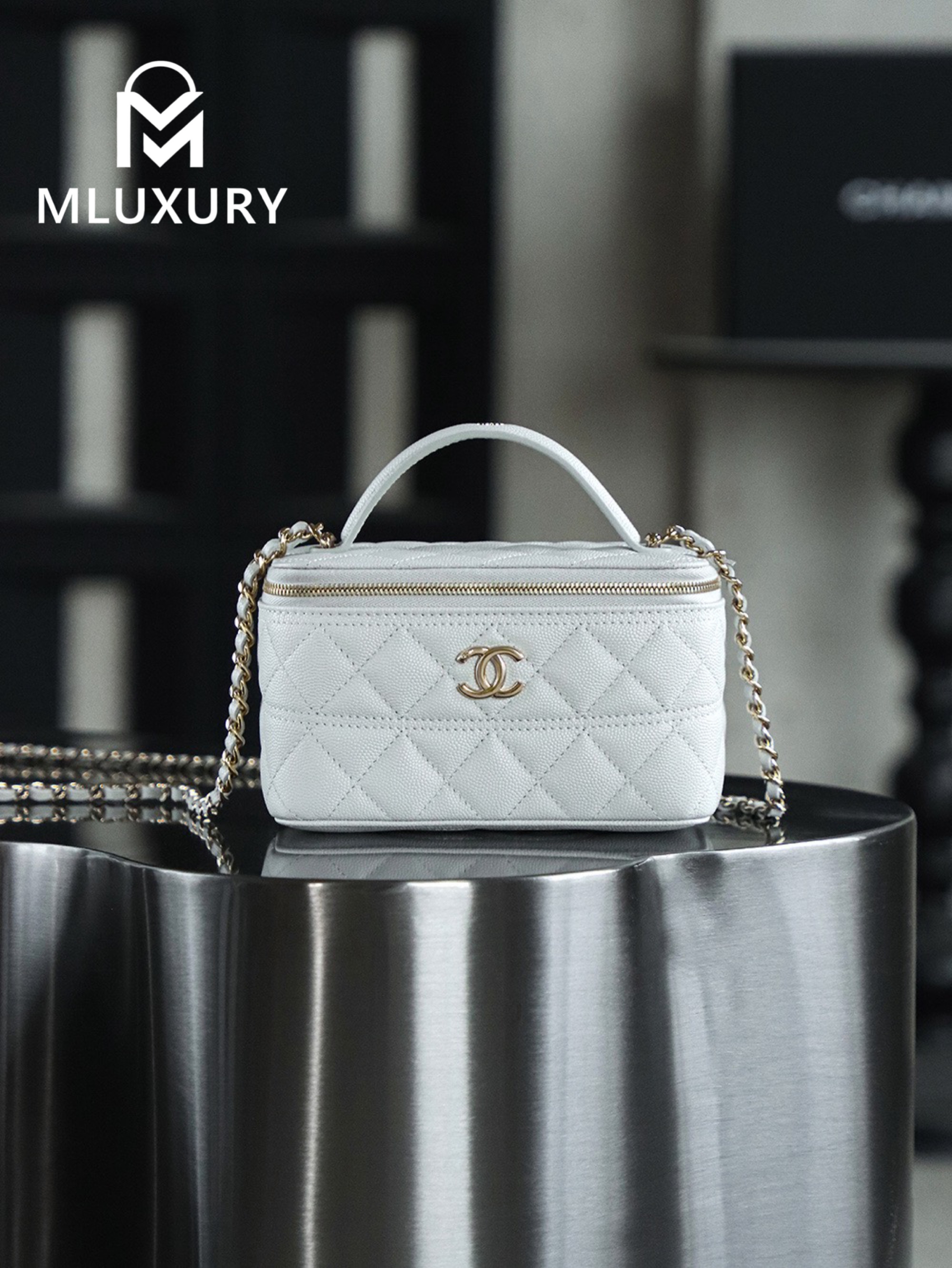 CHANEL 25C Makeup Box, White