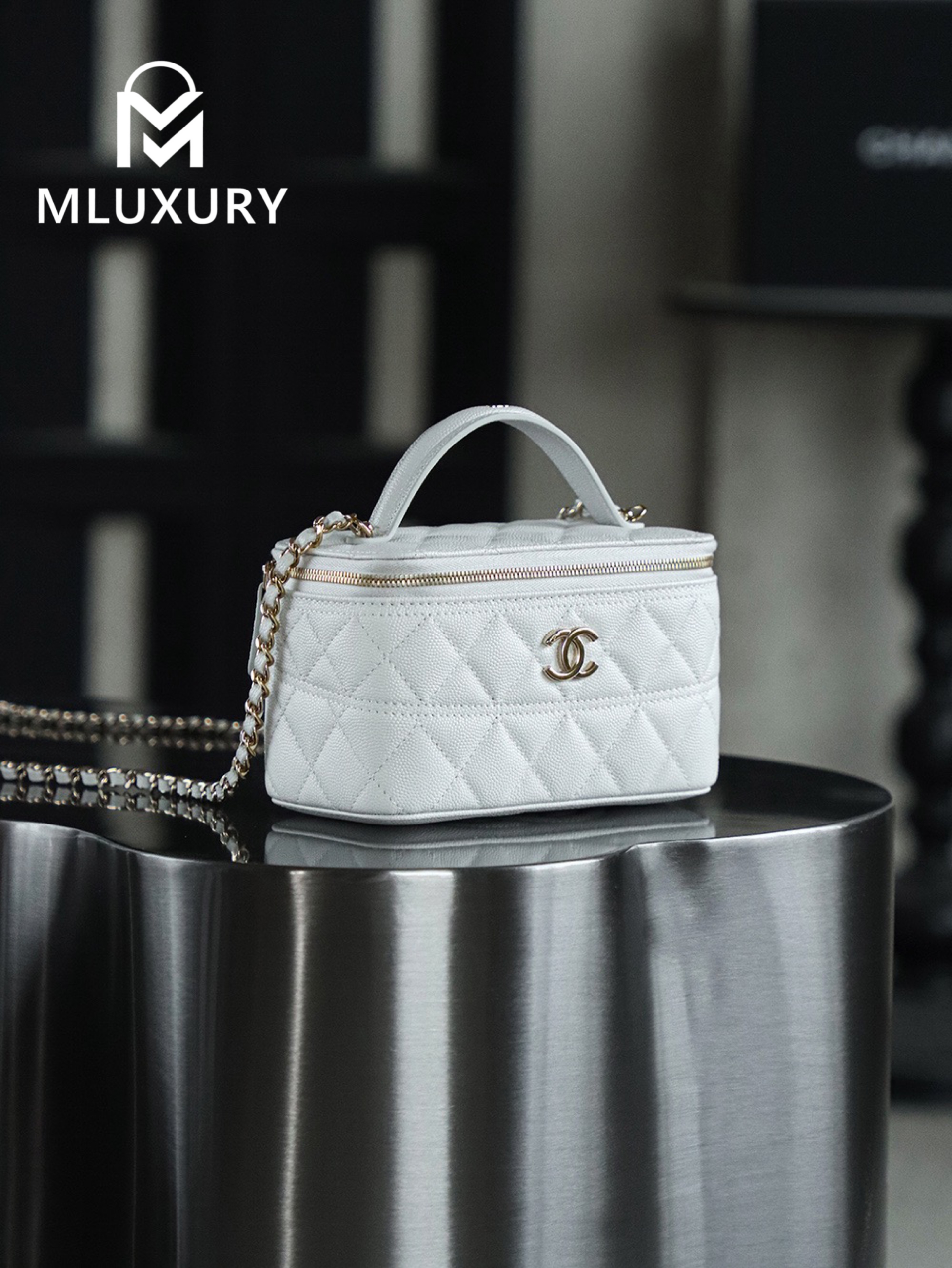 CHANEL 25C Makeup Box, White
