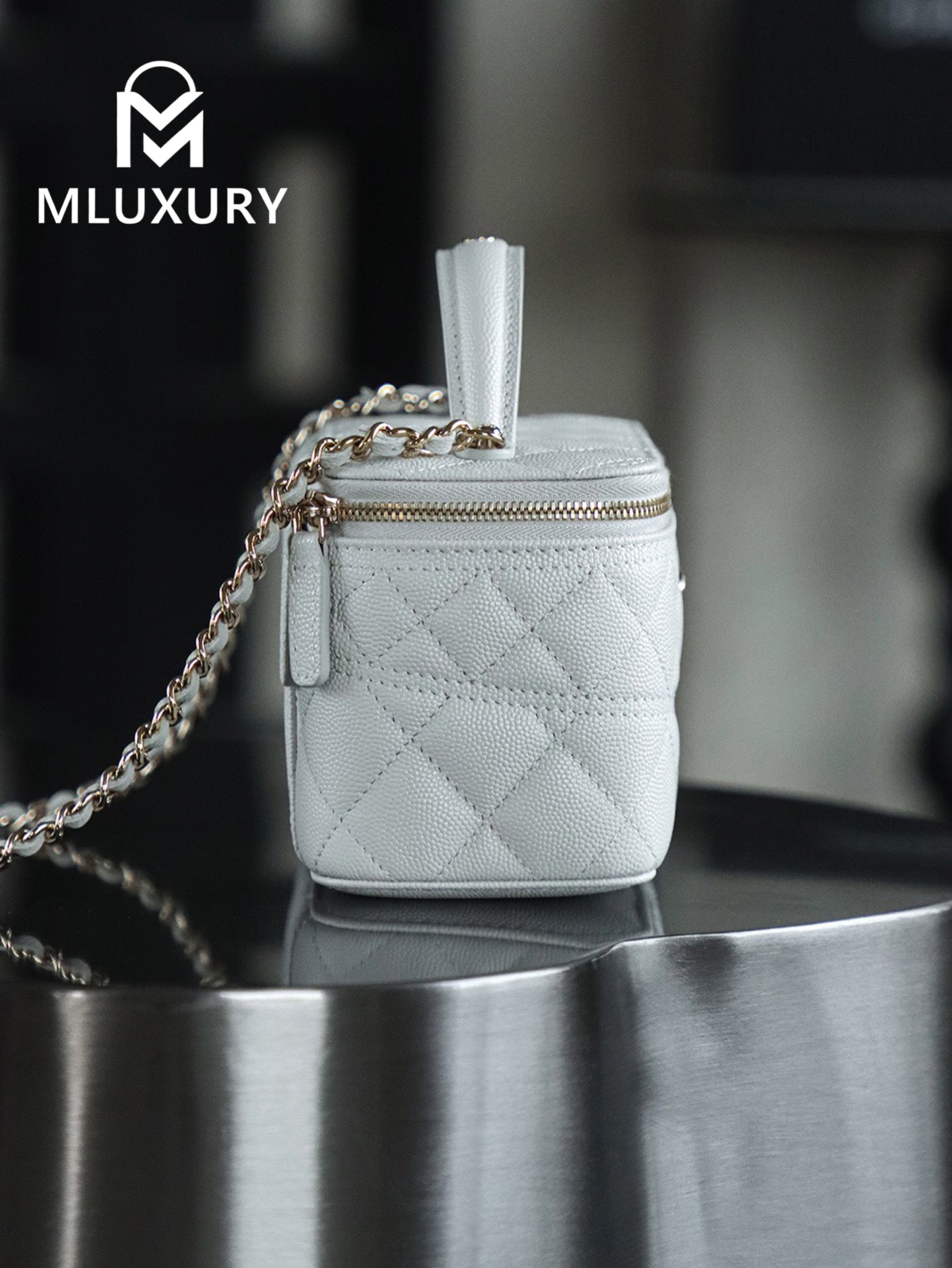 CHANEL 25C Makeup Box, White