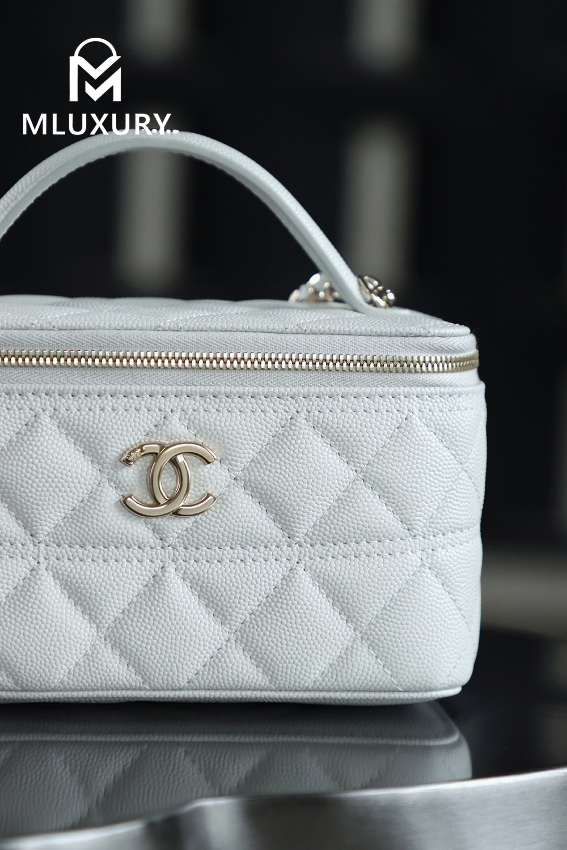 CHANEL 25C Makeup Box, White