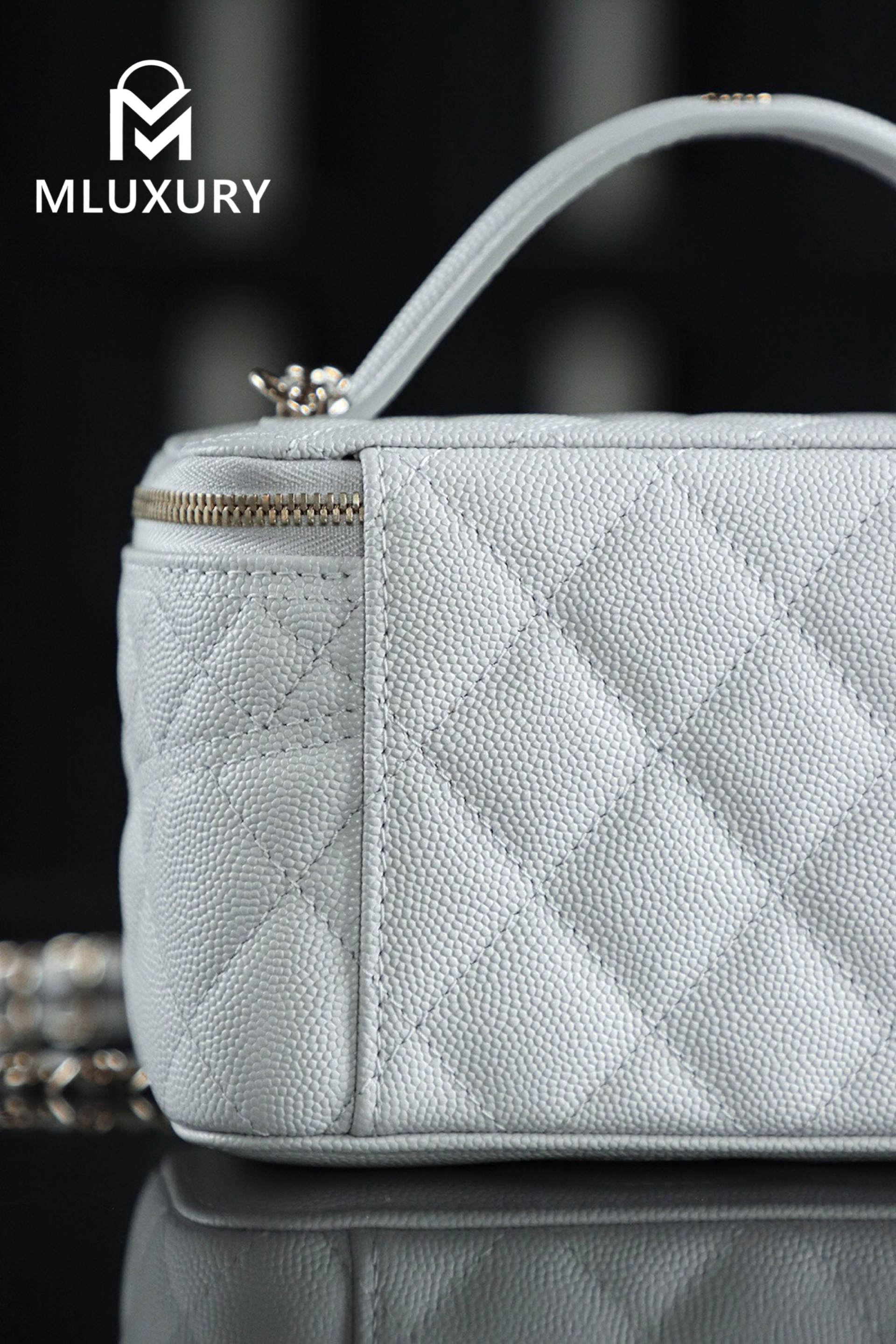 CHANEL 25C Makeup Box, White