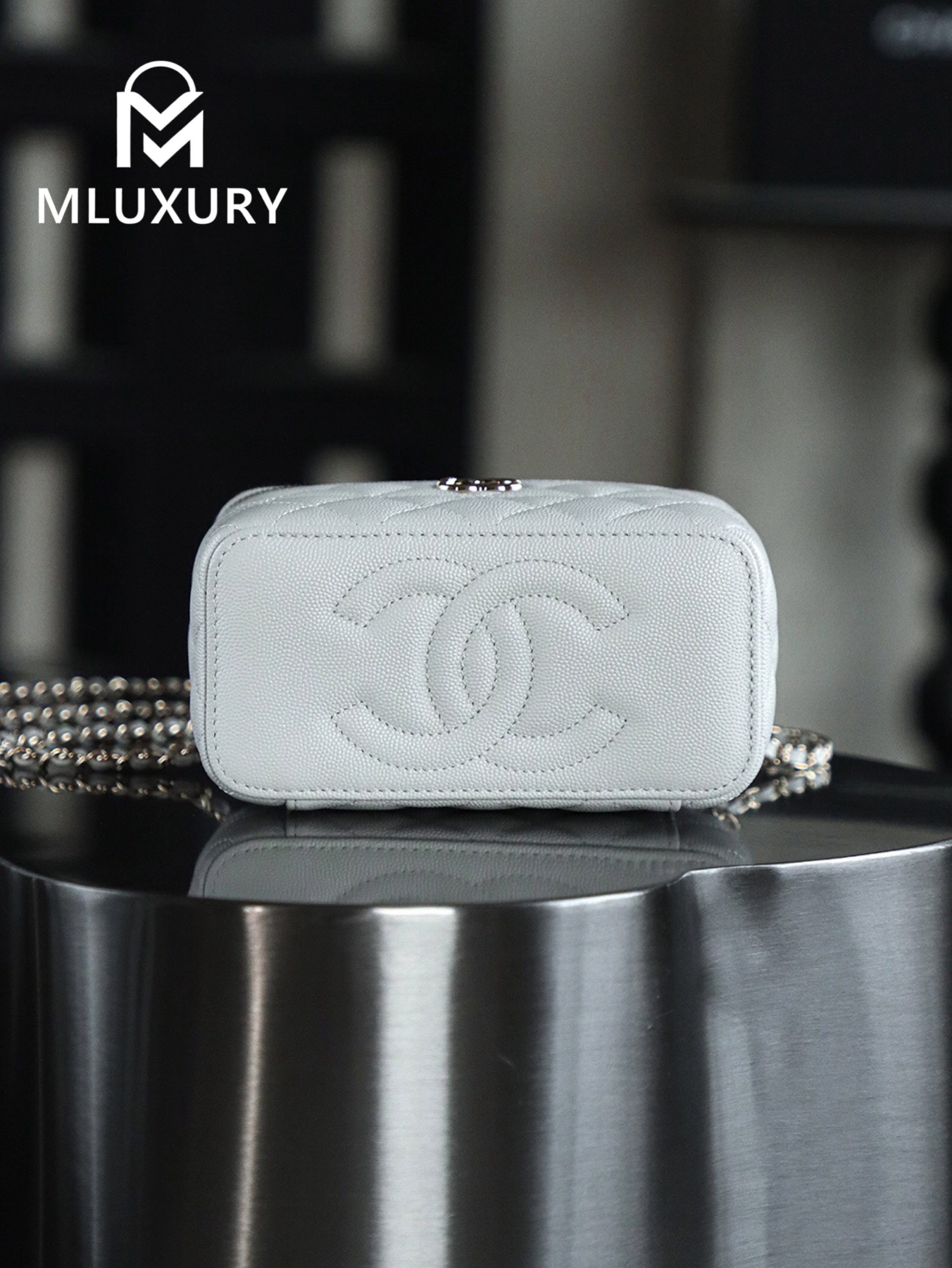 CHANEL 25C Makeup Box, White
