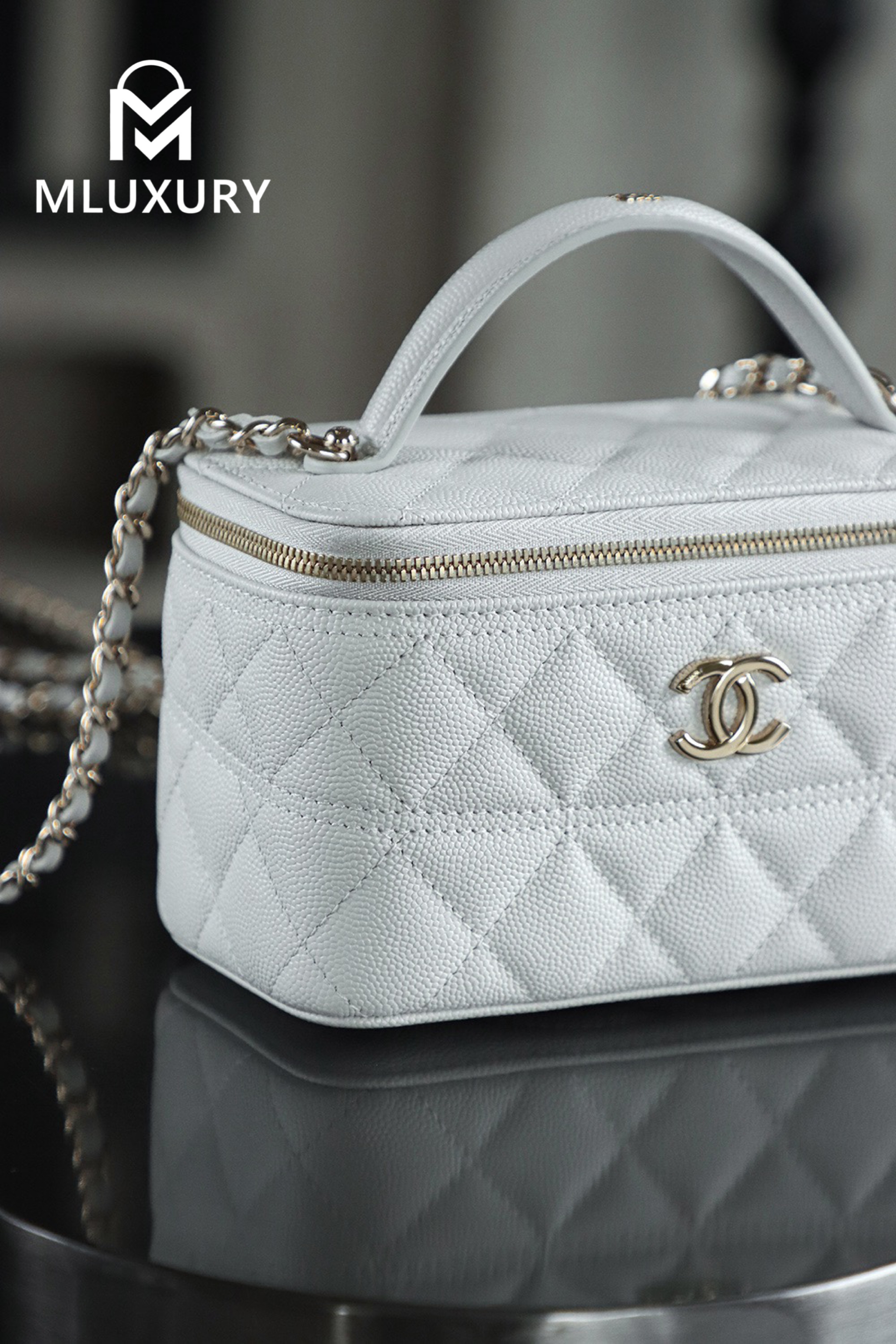 CHANEL 25C Makeup Box, White