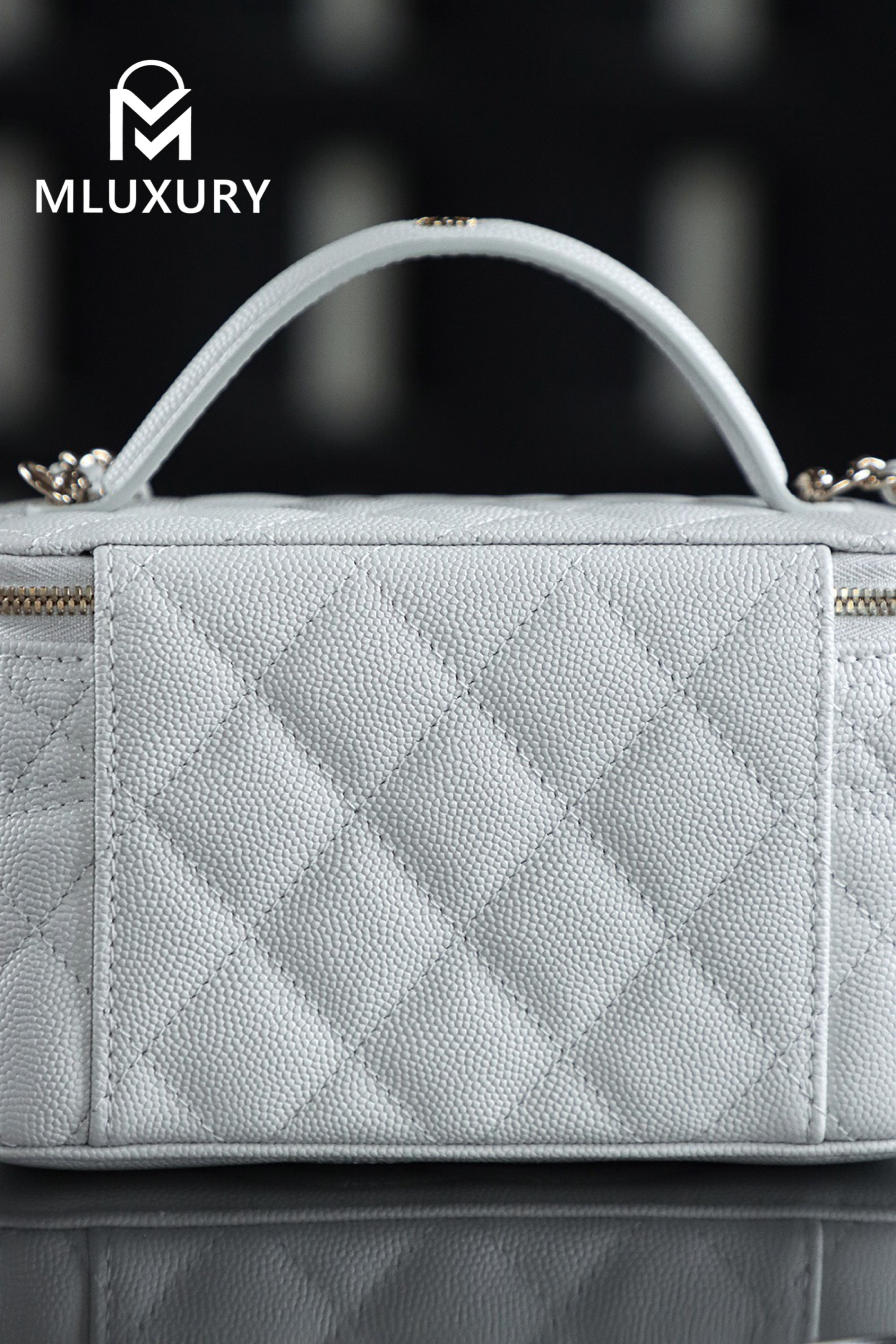 CHANEL 25C Makeup Box, White