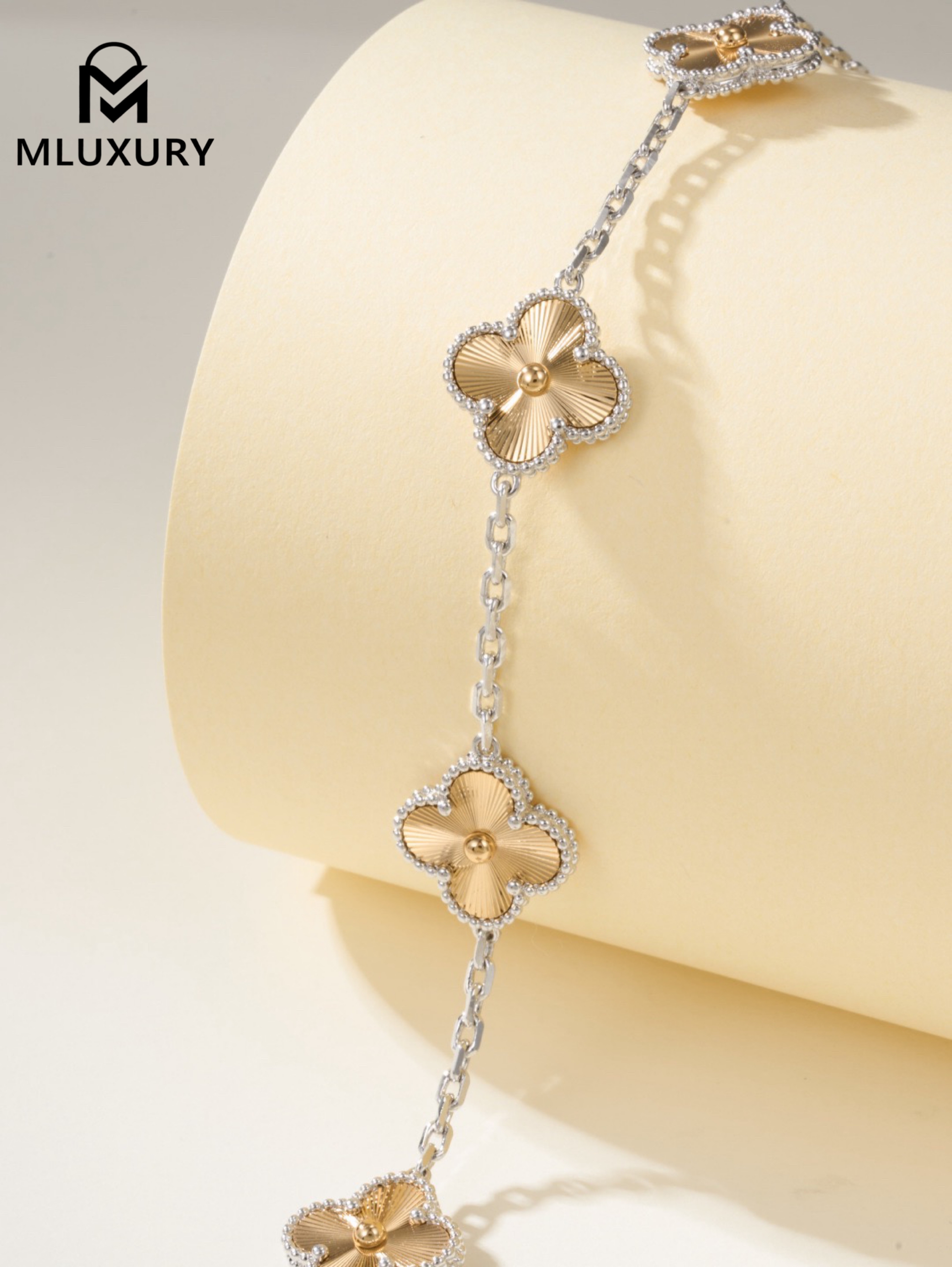 Van Cleef & Arpels floral engraving bracelet
