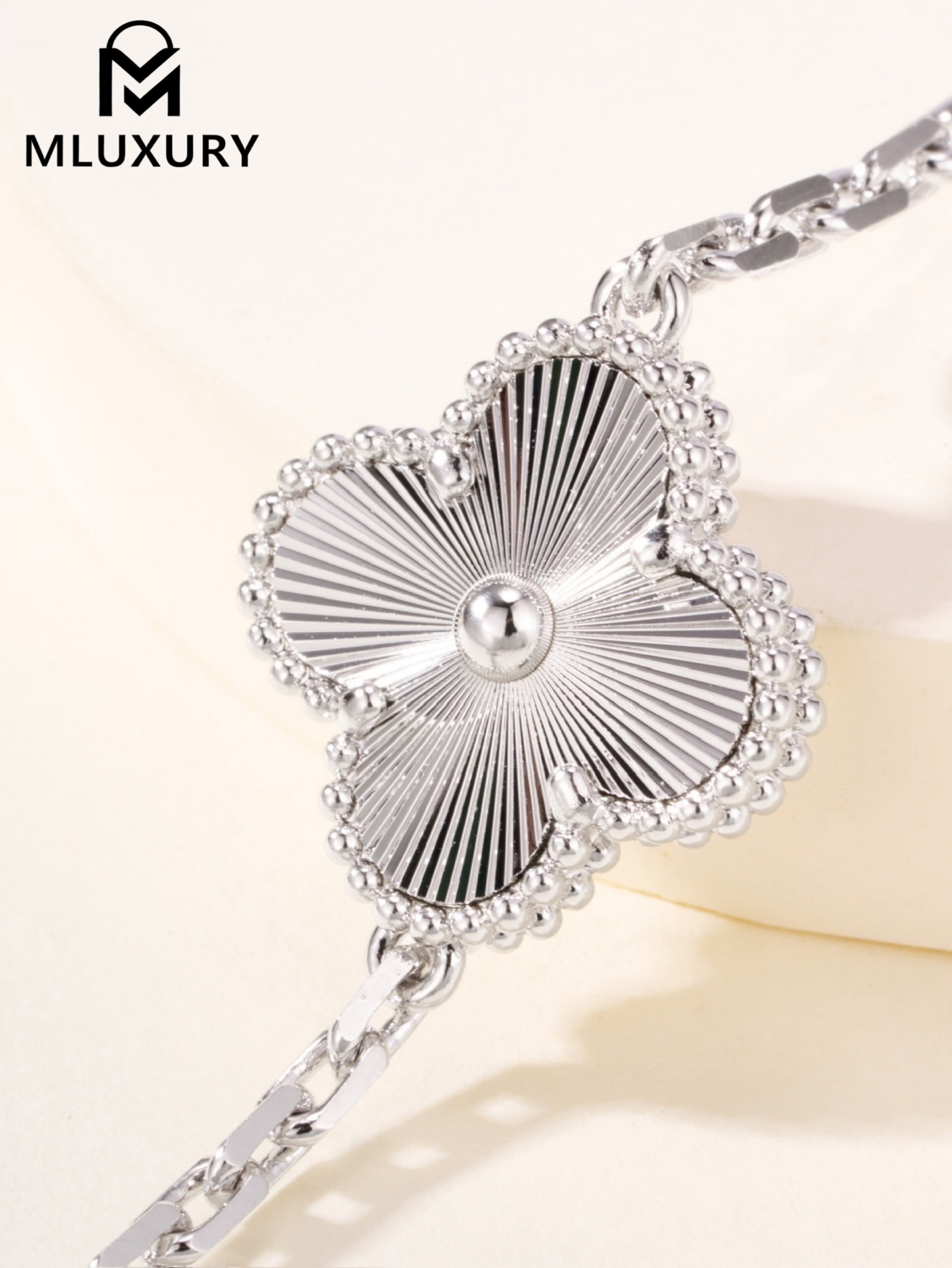 Van Cleef & Arpels White Mother-of-Pearl Floral Bracelet in White Gold