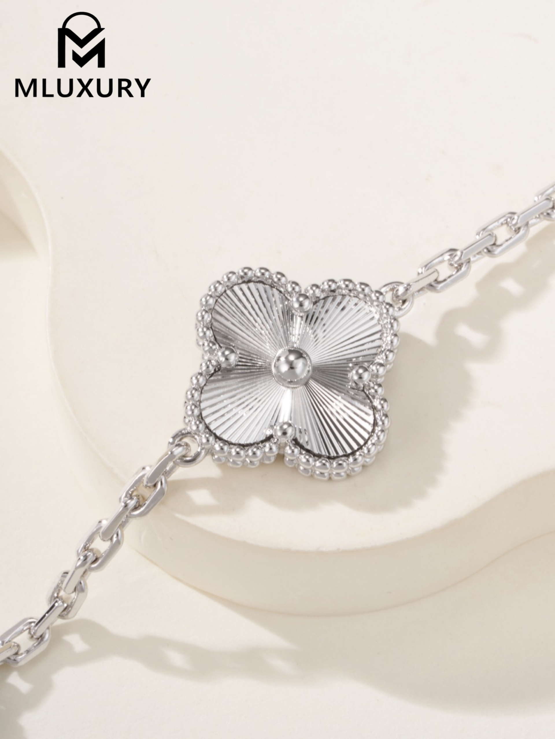 Van Cleef & Arpels Blue Chalcedony Four-Leaf Clover Five-Flower Bracelet