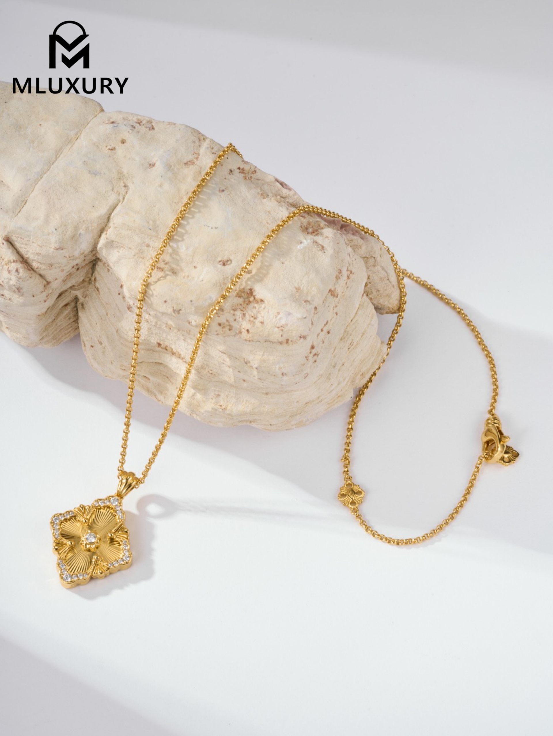 Buccellati floral pendant necklace (large size)