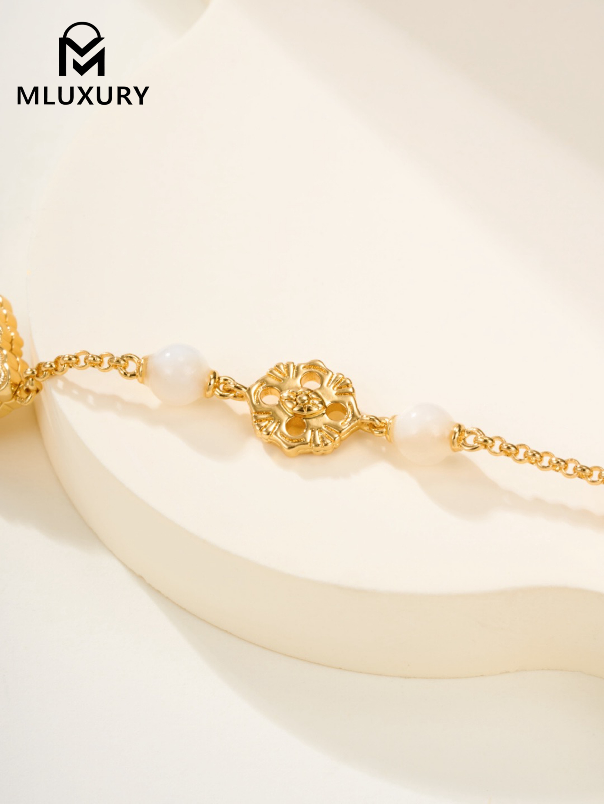 Buccellati White Mother-of-Pearl Three-Flower Bracelet (Small Size)