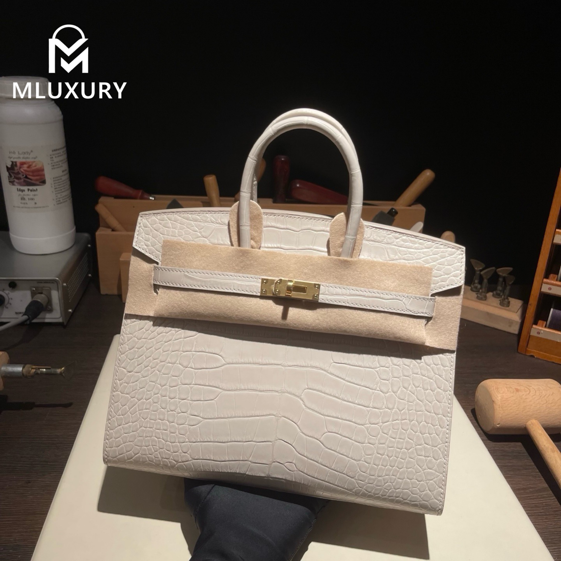 Hermès Birkin 25, Matte American alligator leather, Glacier white, Gold hardware
