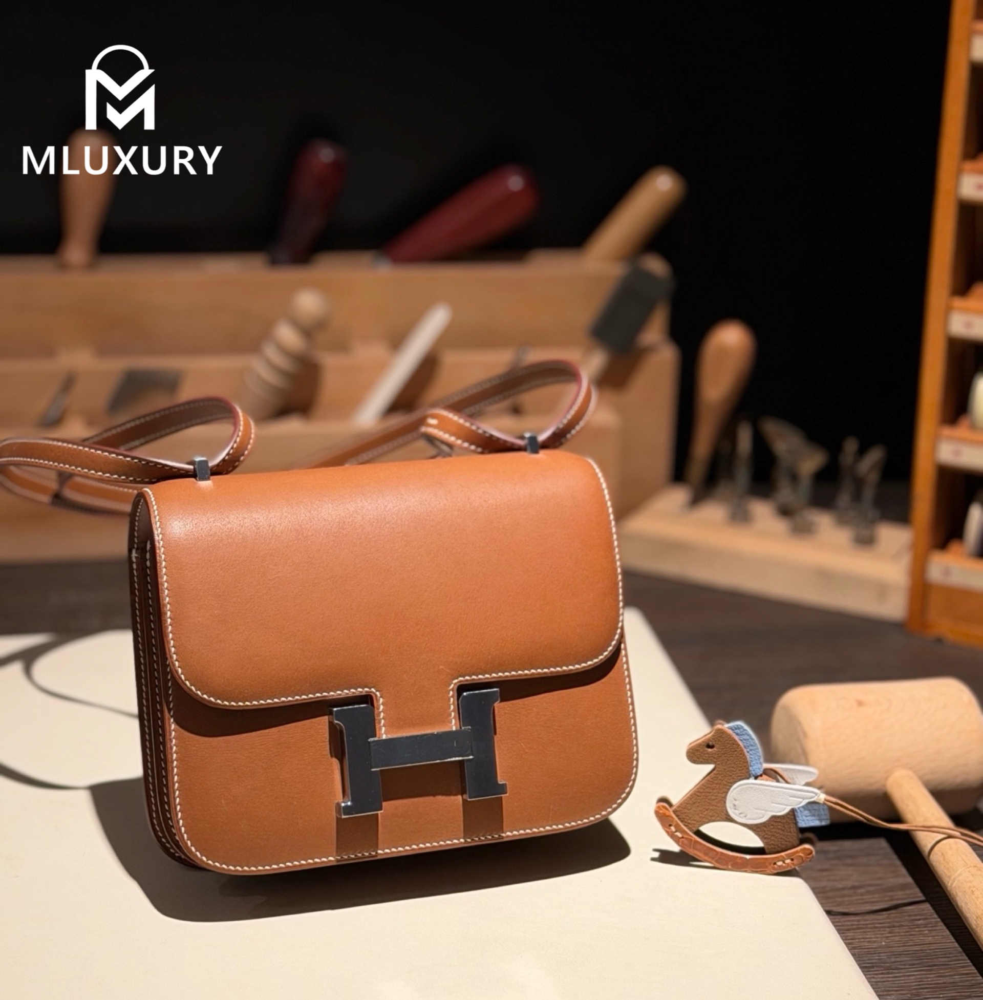 Hermès Constance 19 new flight attendant style with mirror, Genuine French HASS Barenia saddle leather, Gold-brown,Silver hardware