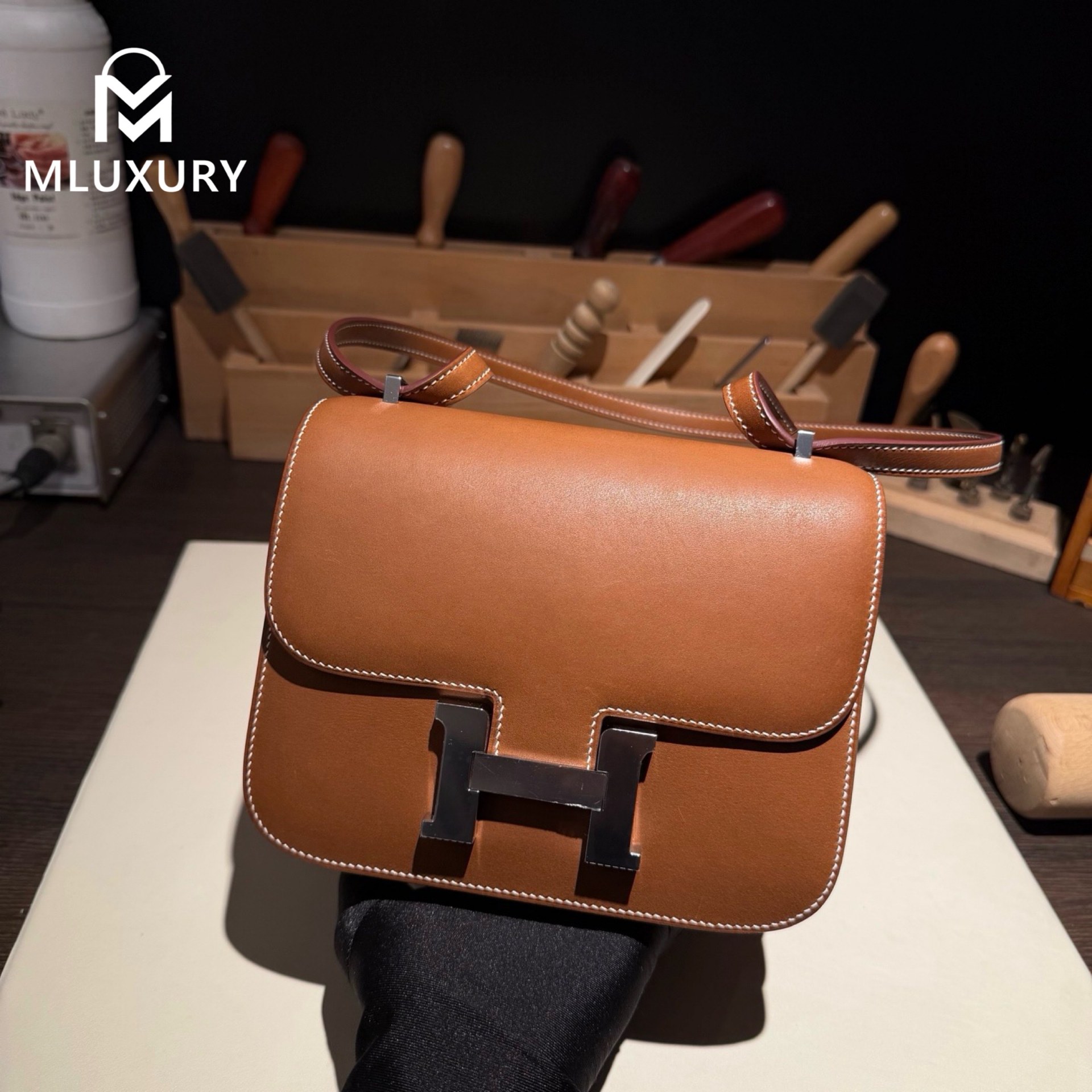 Hermès Constance 19 new flight attendant style with mirror, Genuine French HASS Barenia saddle leather, Gold-brown,Silver hardware