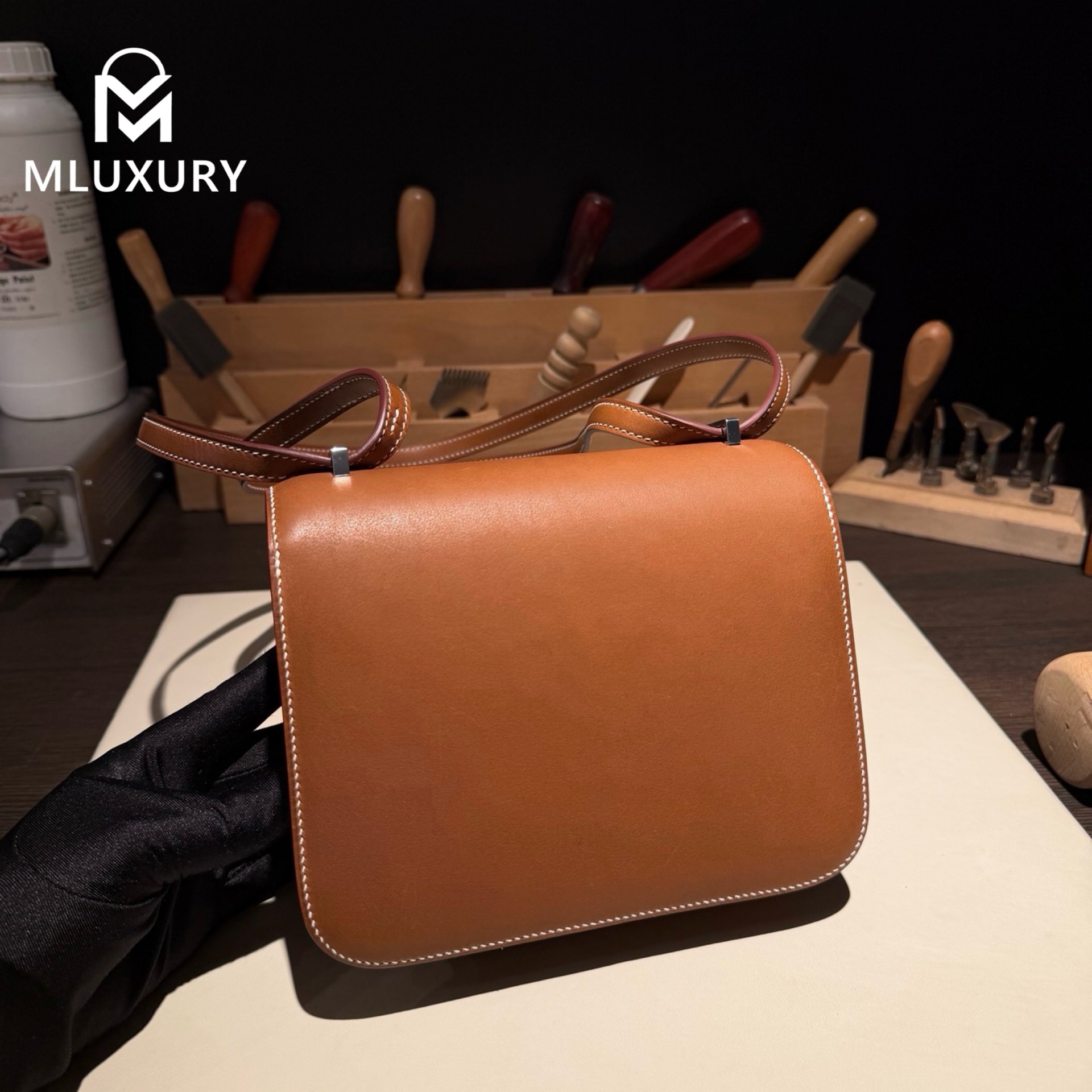 Hermès Constance 19 new flight attendant style with mirror, Genuine French HASS Barenia saddle leather, Gold-brown,Silver hardware