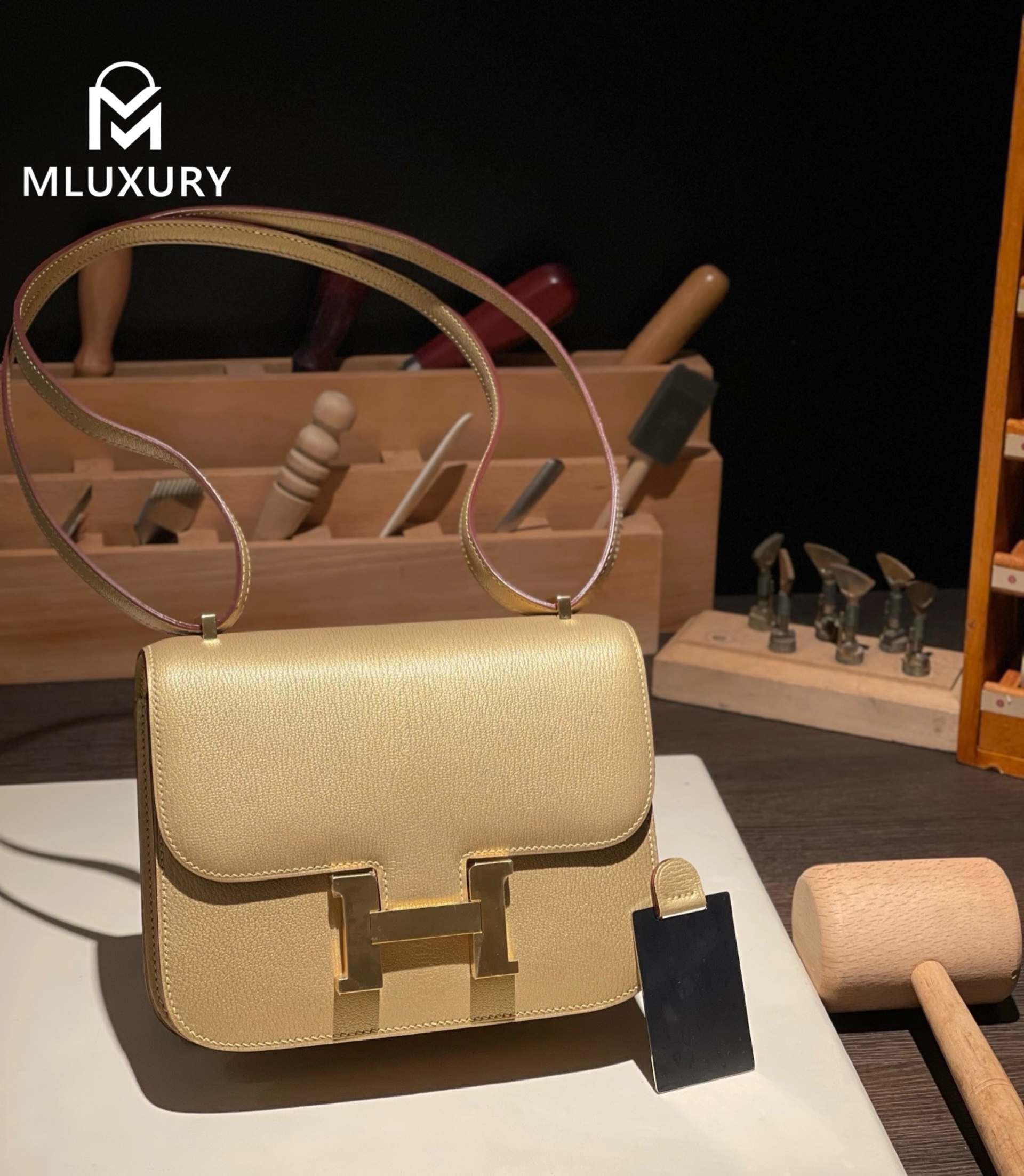 Hermès Constance 19 new flight attendant style, with mirror, Goatskin leather, Gold color, Gold hardware