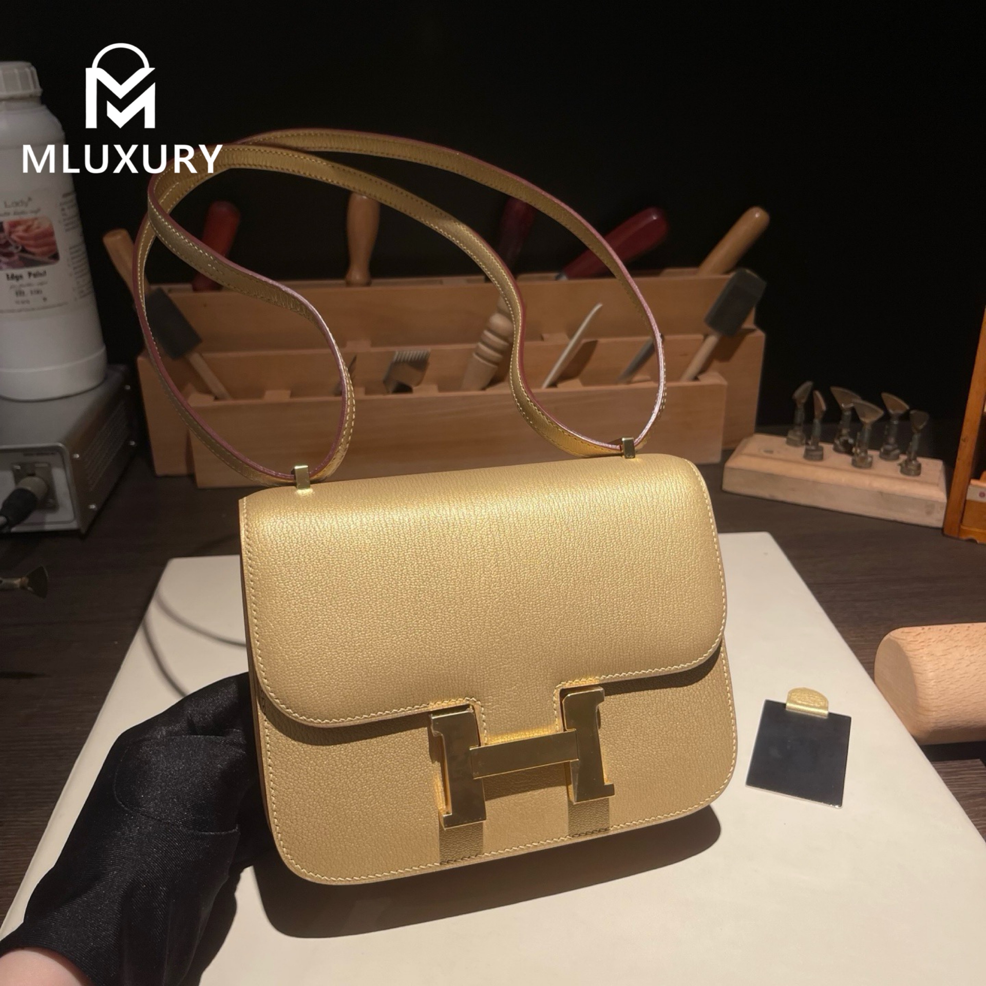 Hermès Constance 19 new flight attendant style, with mirror, Goatskin leather, Gold color, Gold hardware
