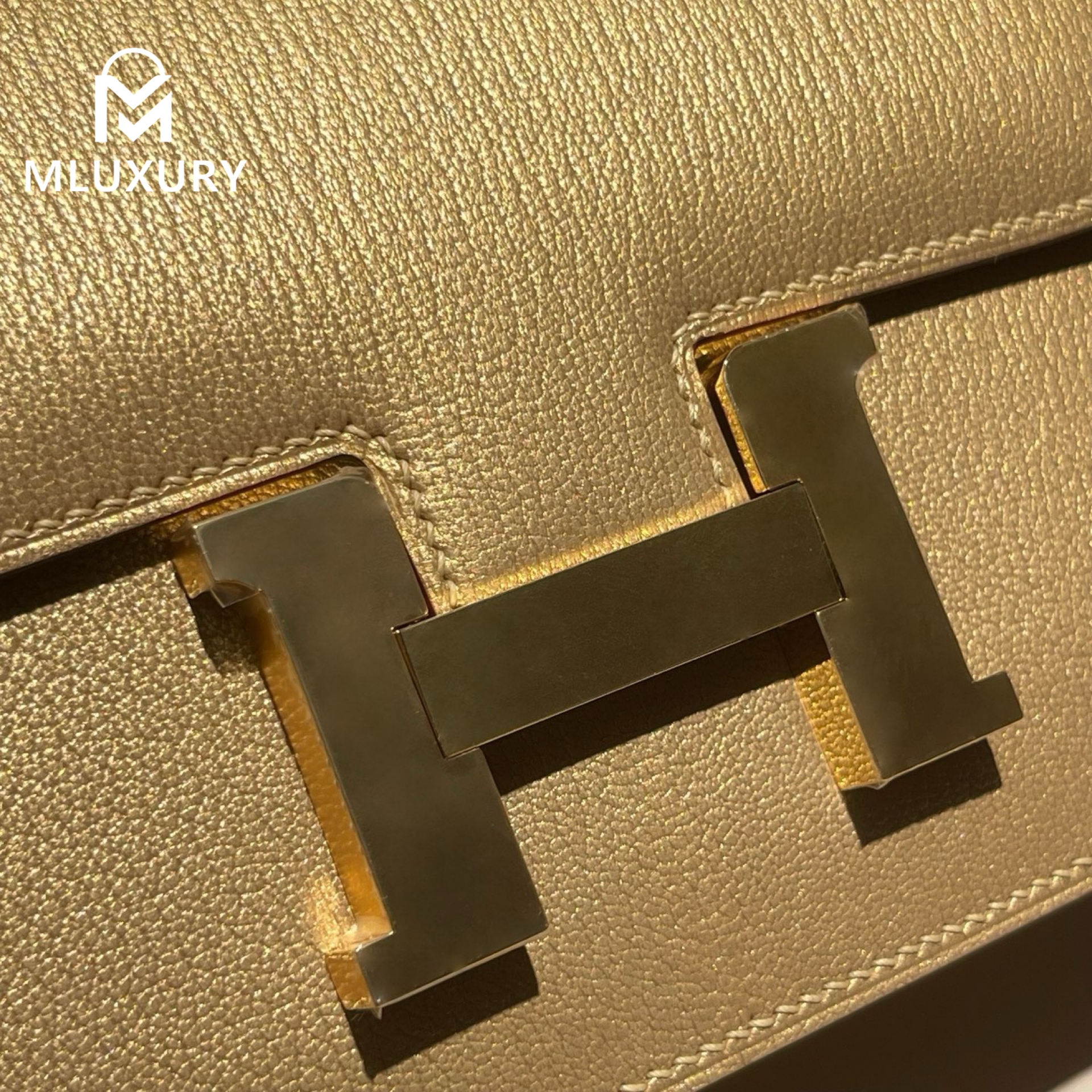 Hermès Constance 19 new flight attendant style, with mirror, Goatskin leather, Gold color, Gold hardware