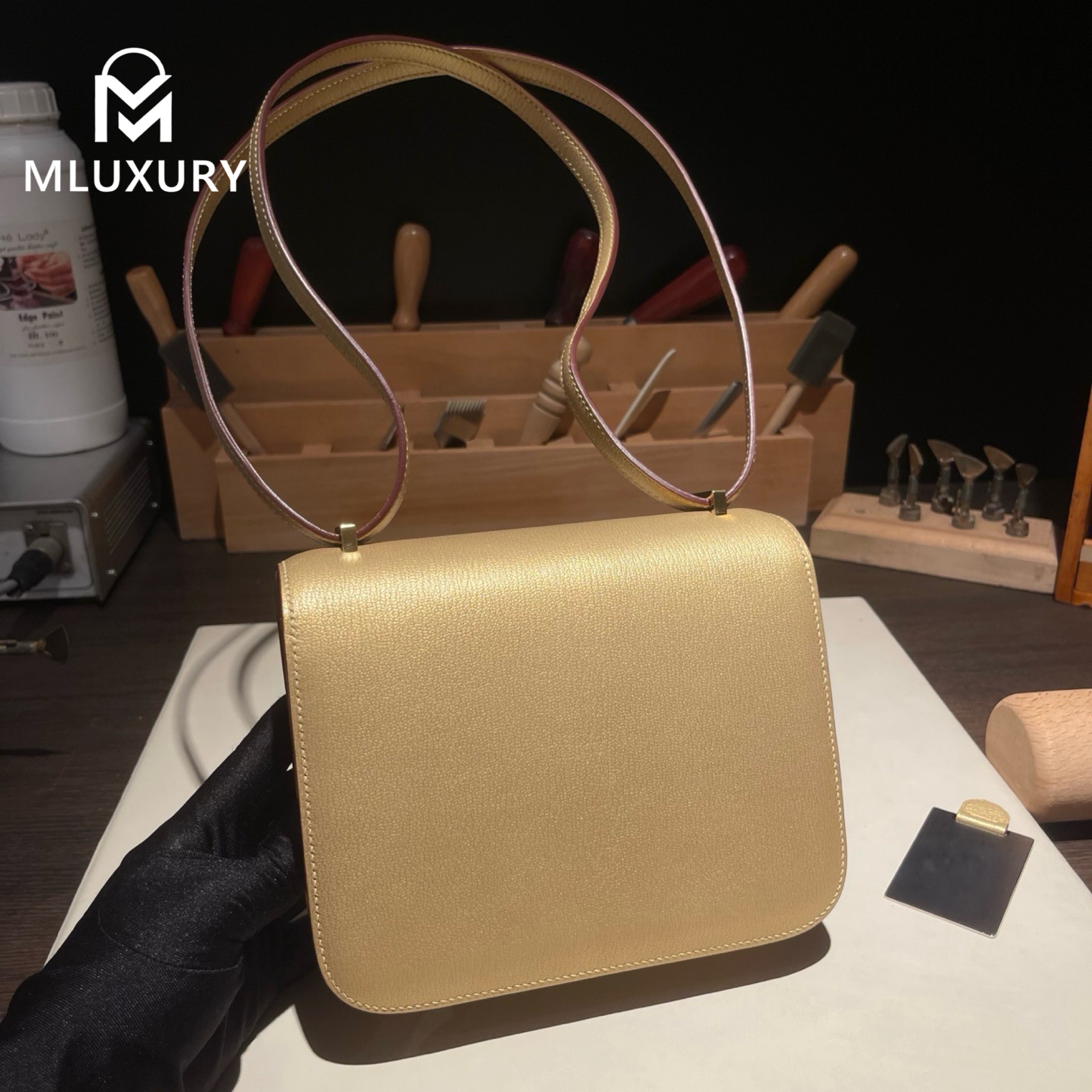 Hermès Constance 19 new flight attendant style, with mirror, Goatskin leather, Gold color, Gold hardware