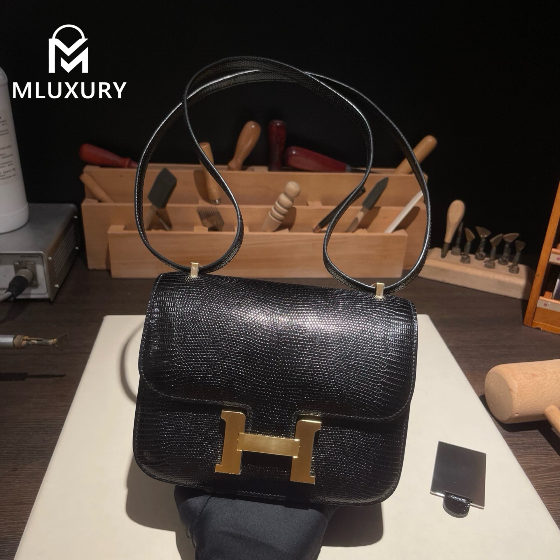 Hermès Constance 19 new flight attendant style with mirror, Lizard skin, Black,  Gold hardware