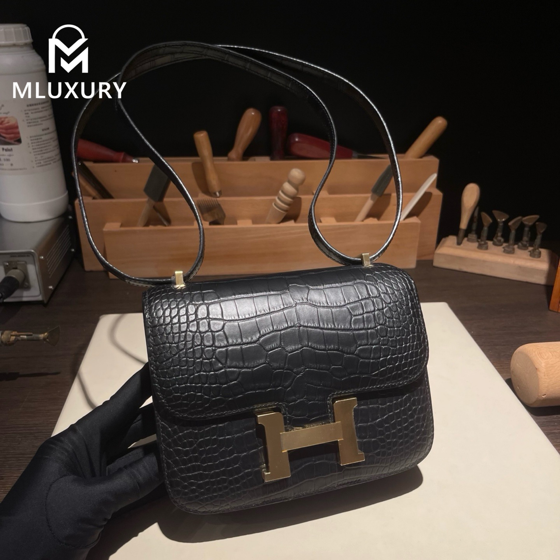 Hermès Constance 19, the new flight attendant style with mirror, Matte American crocodile finish, Black, Gold hardware