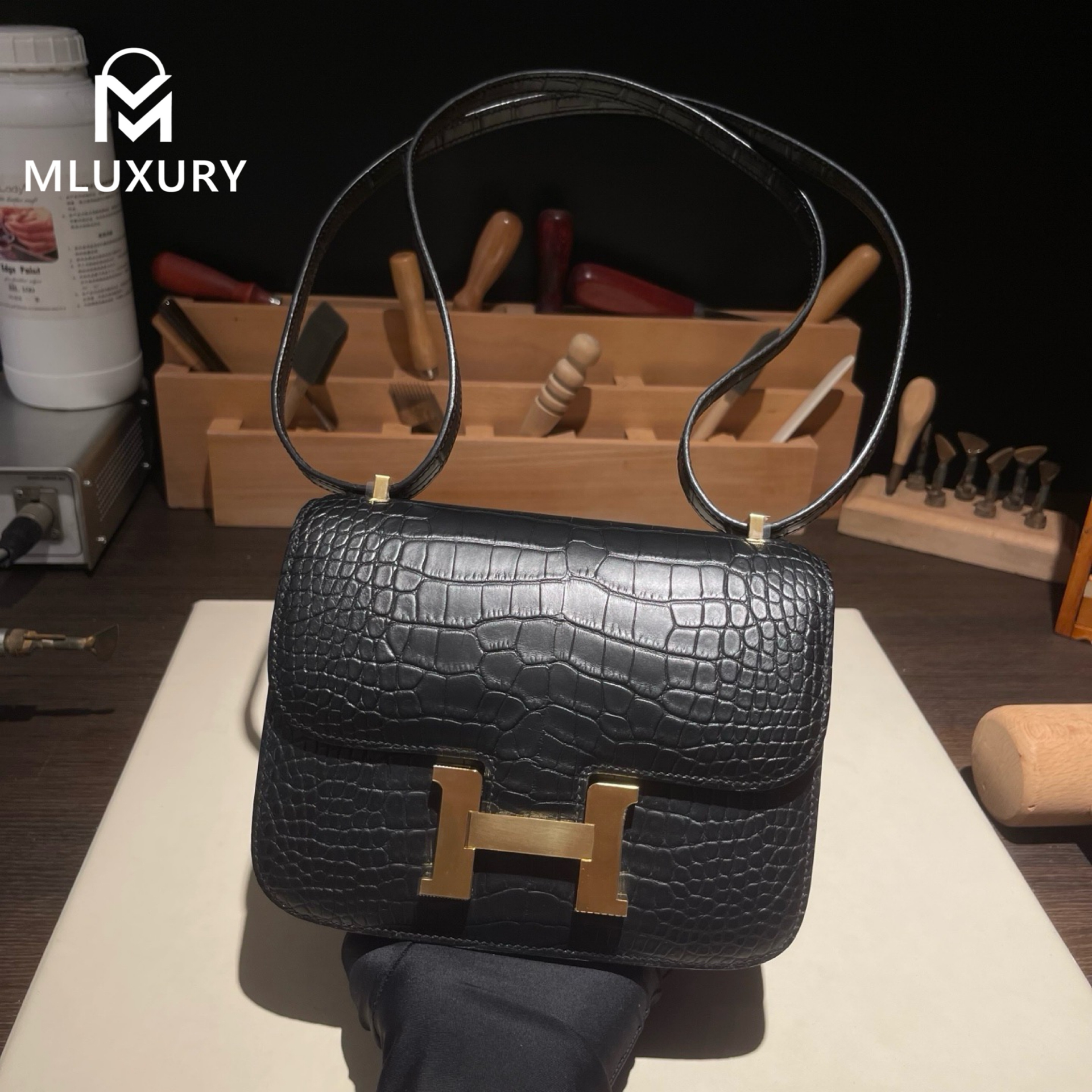 Hermès Constance 19, the new flight attendant style with mirror, Matte American crocodile finish, Black, Gold hardware