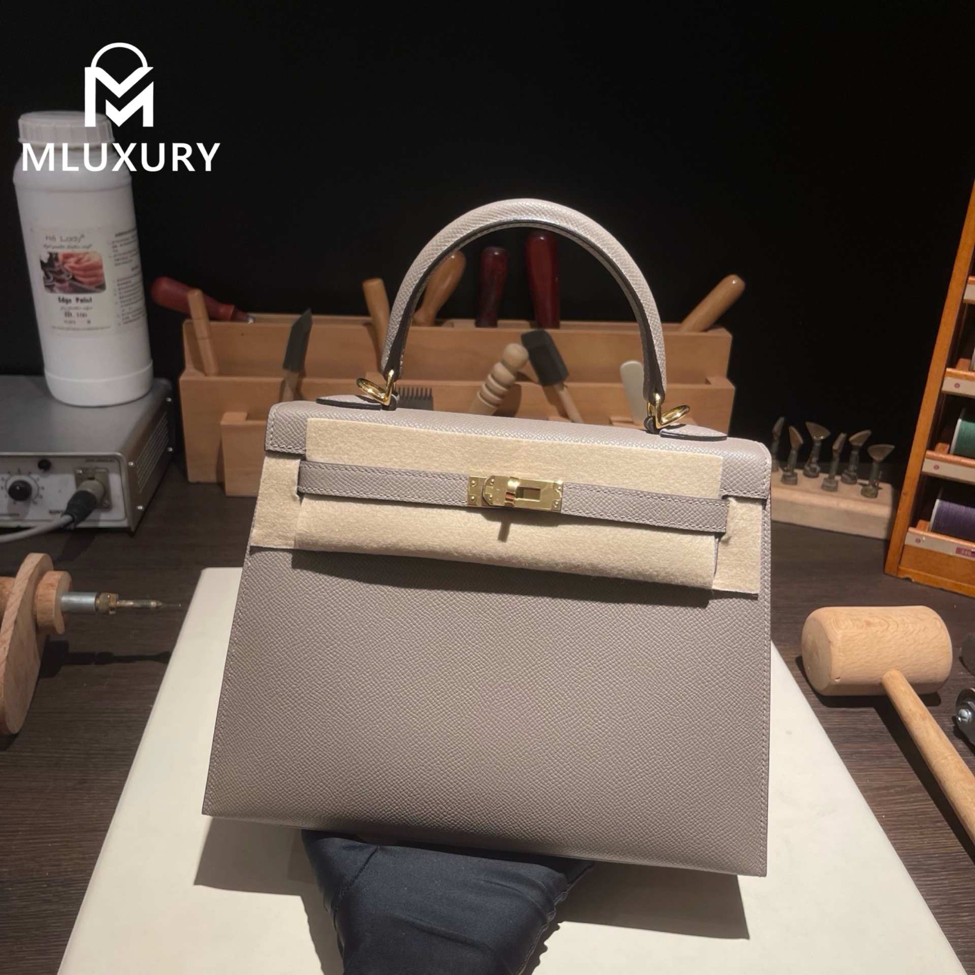 Hermès Kelly 25, Epsom leather exterior, Elephant grey, Gold hardware.