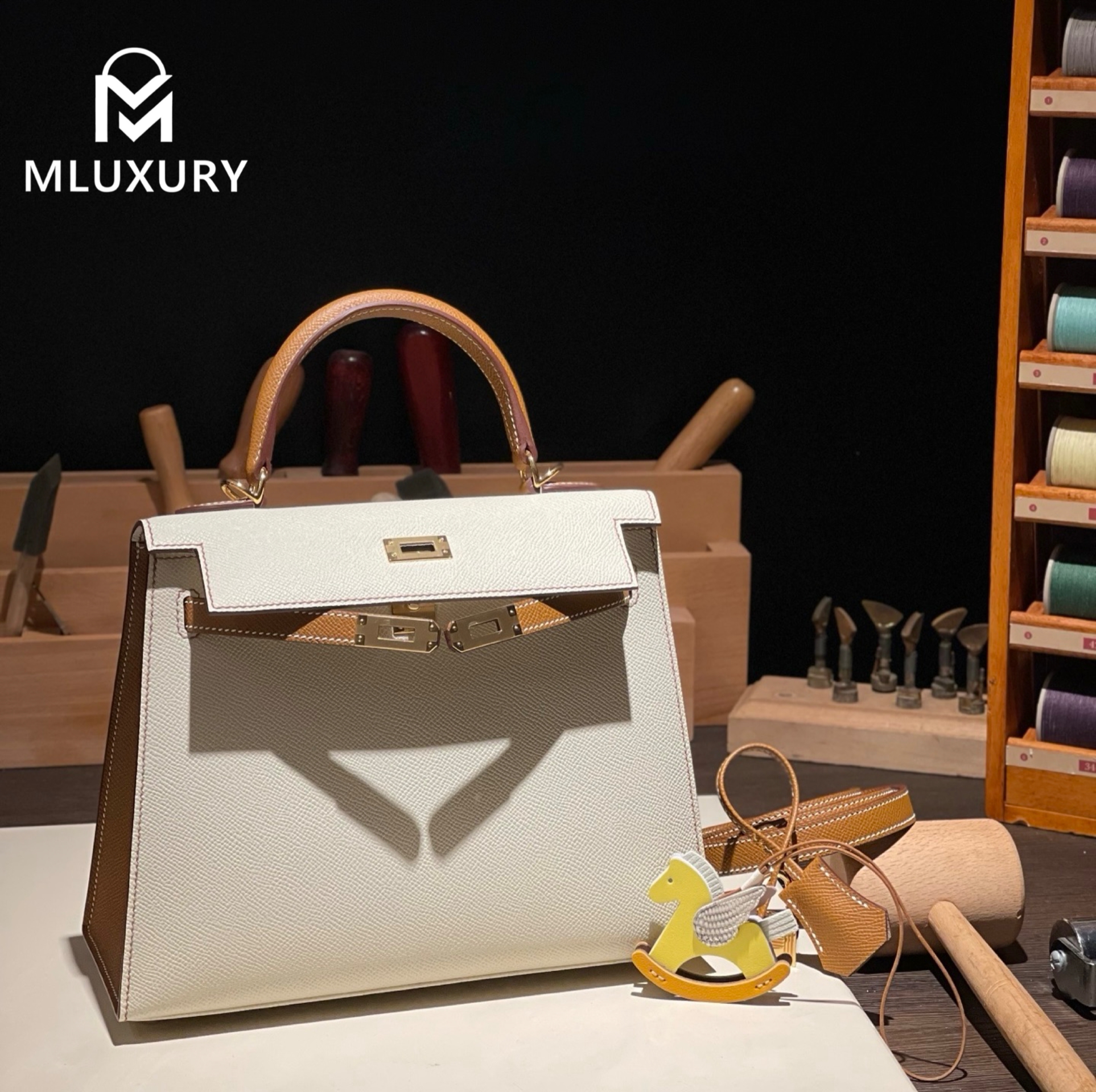 Hermès Kelly 25, Epsom leather, Milkshake white with gold and brown accents, Gold hardware