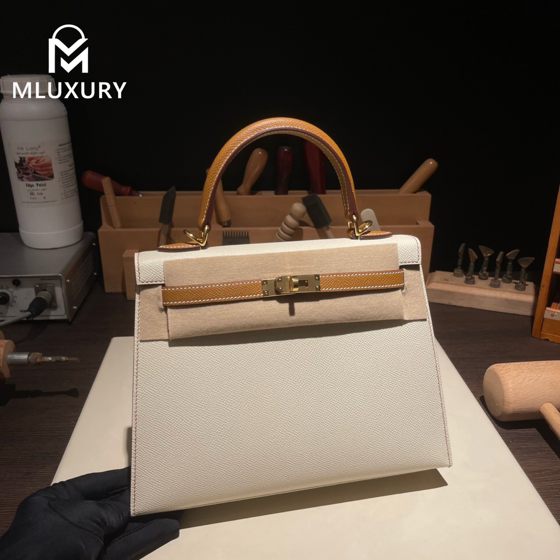 Hermès Kelly 25, Epsom leather, Milkshake white with gold and brown accents, Gold hardware