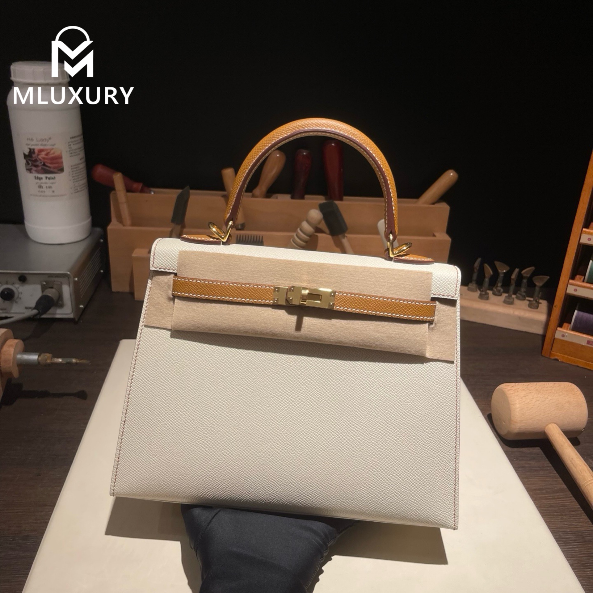 Hermès Kelly 25, Epsom leather, Milkshake white with gold and brown accents, Gold hardware