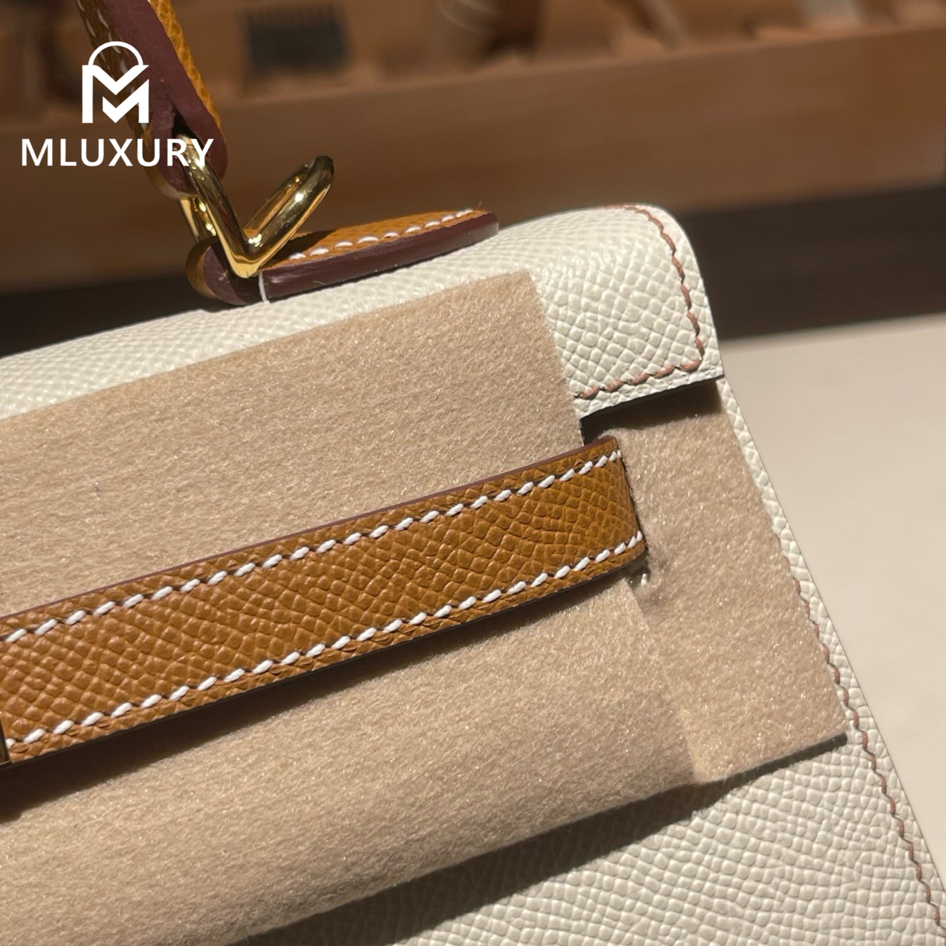 Hermès Kelly 25, Epsom leather, Milkshake white with gold and brown accents, Gold hardware