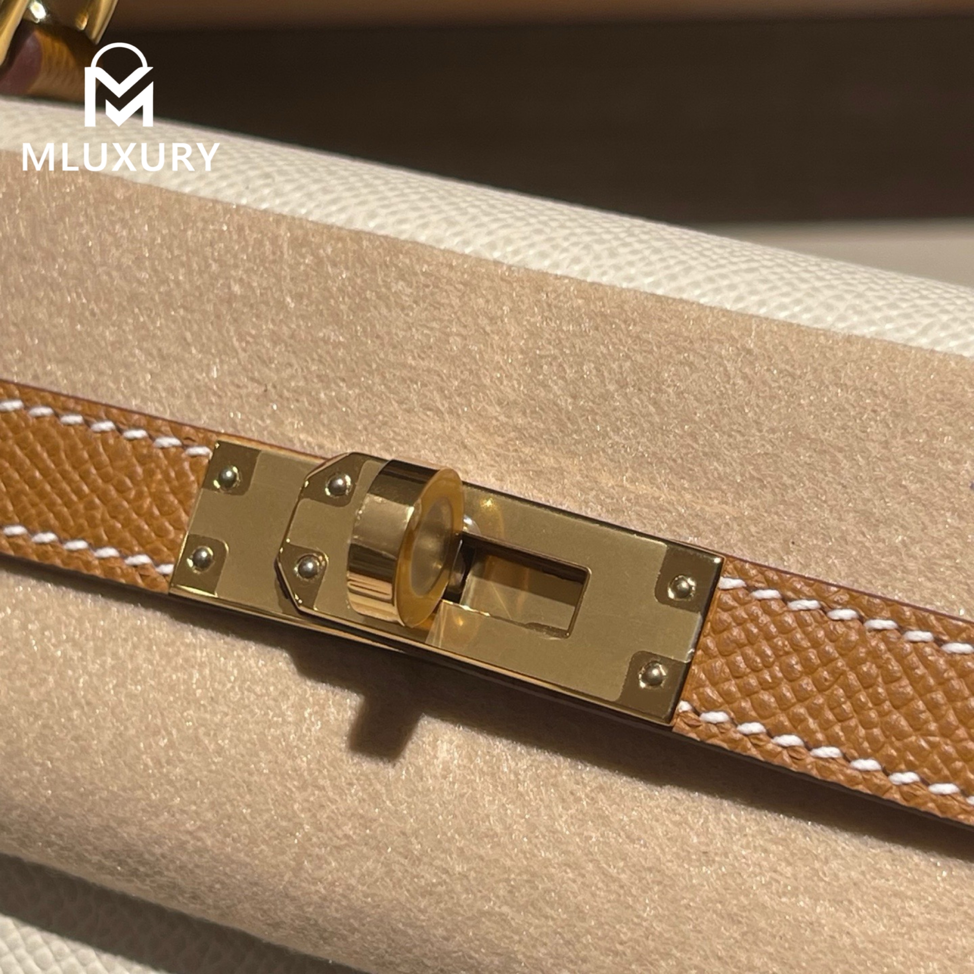 Hermès Kelly 25, Epsom leather, Milkshake white with gold and brown accents, Gold hardware
