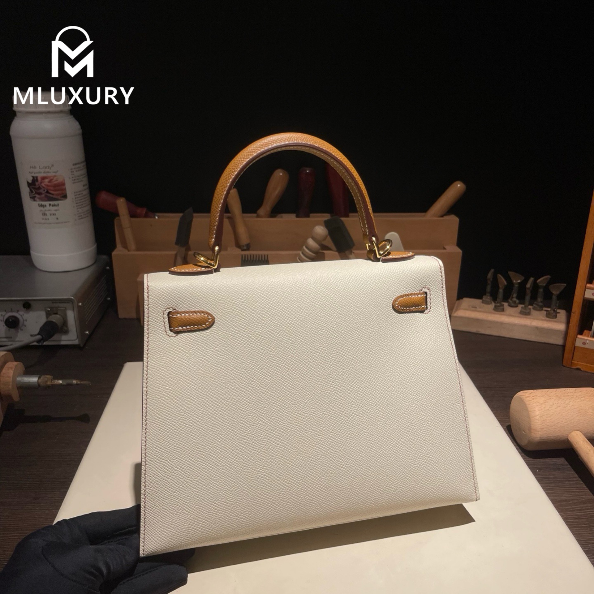 Hermès Kelly 25, Epsom leather, Milkshake white with gold and brown accents, Gold hardware