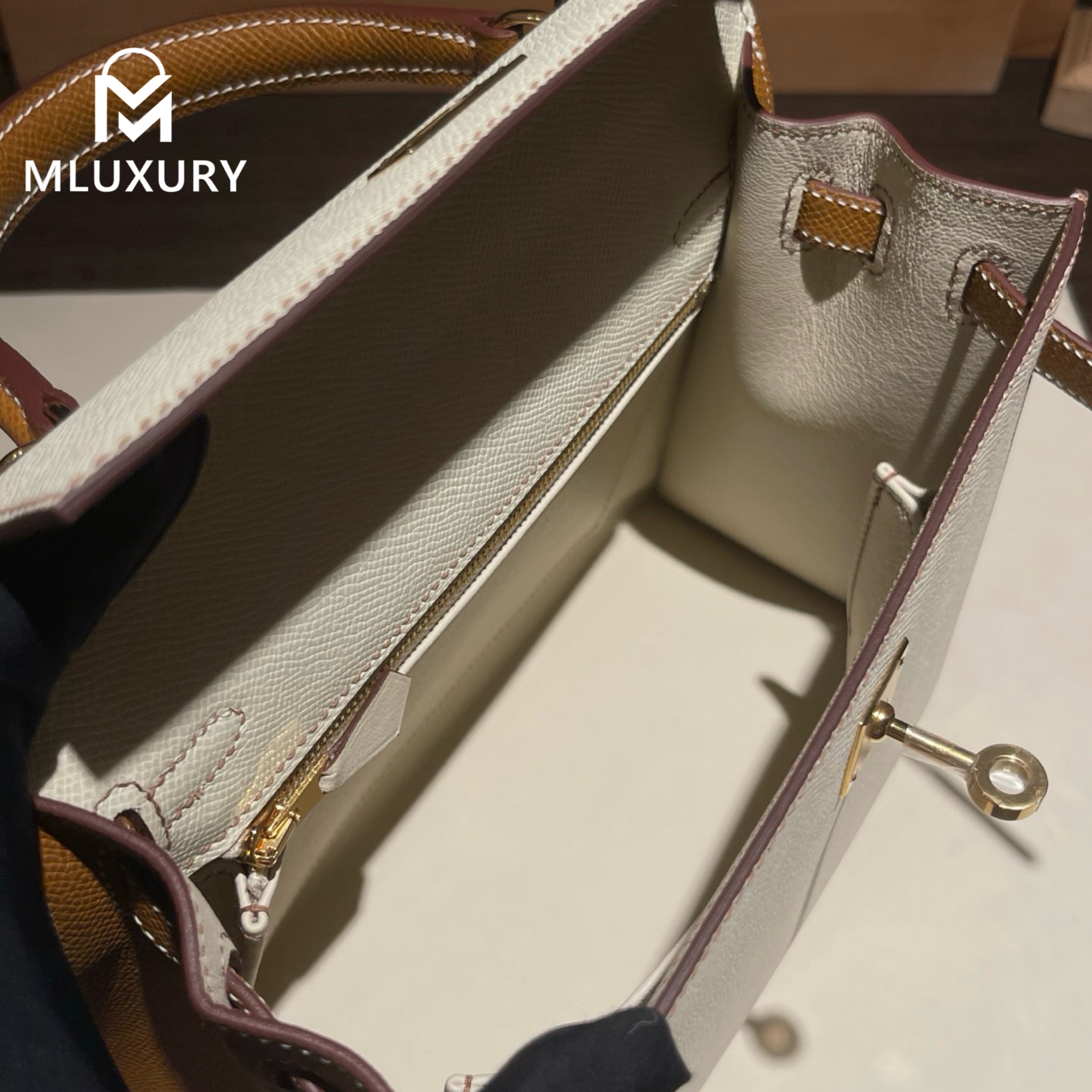 Hermès Kelly 25, Epsom leather, Milkshake white with gold and brown accents, Gold hardware