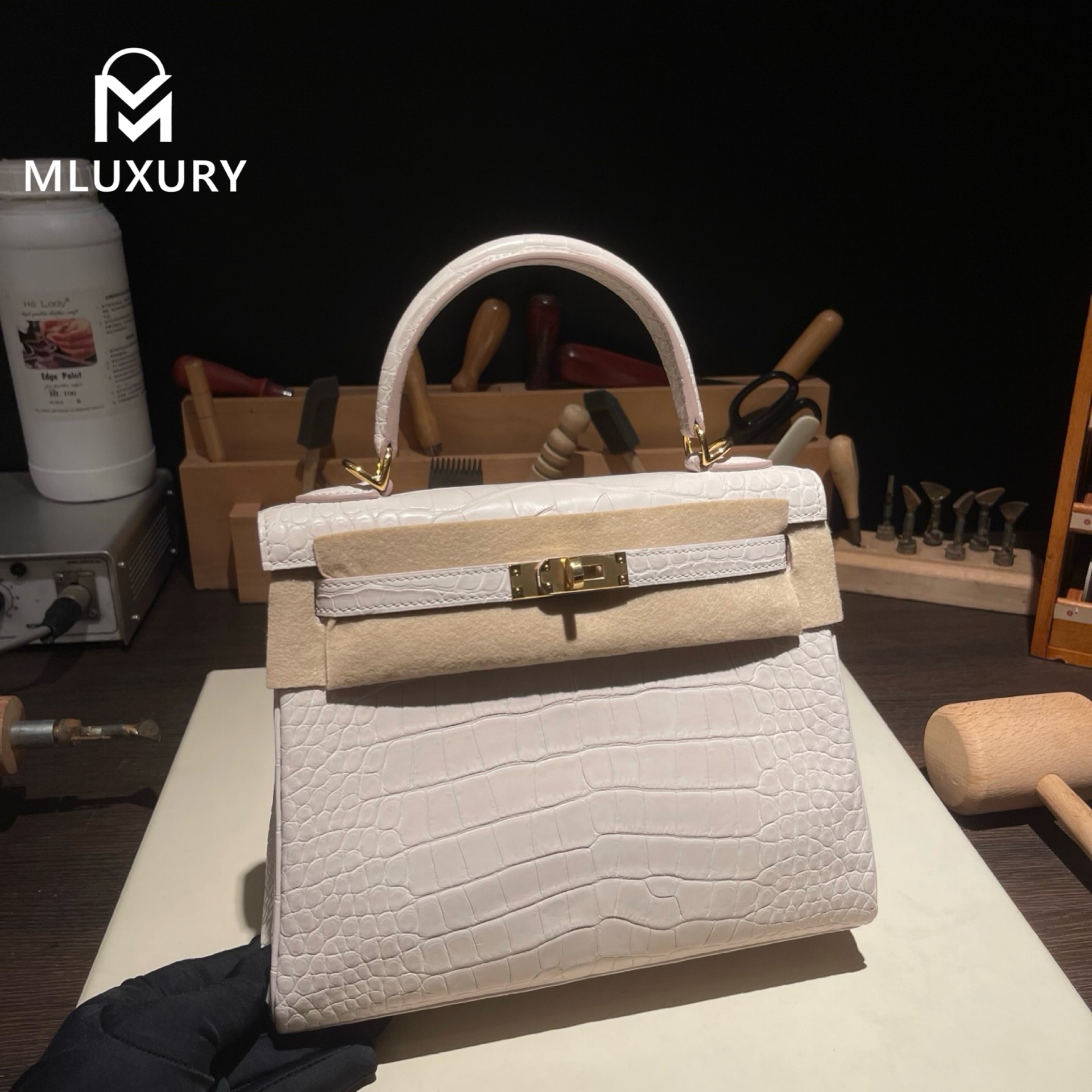 Hermès Kelly 25, interior stitching, matte crocodile leather, 8L glacier white, gold hardware