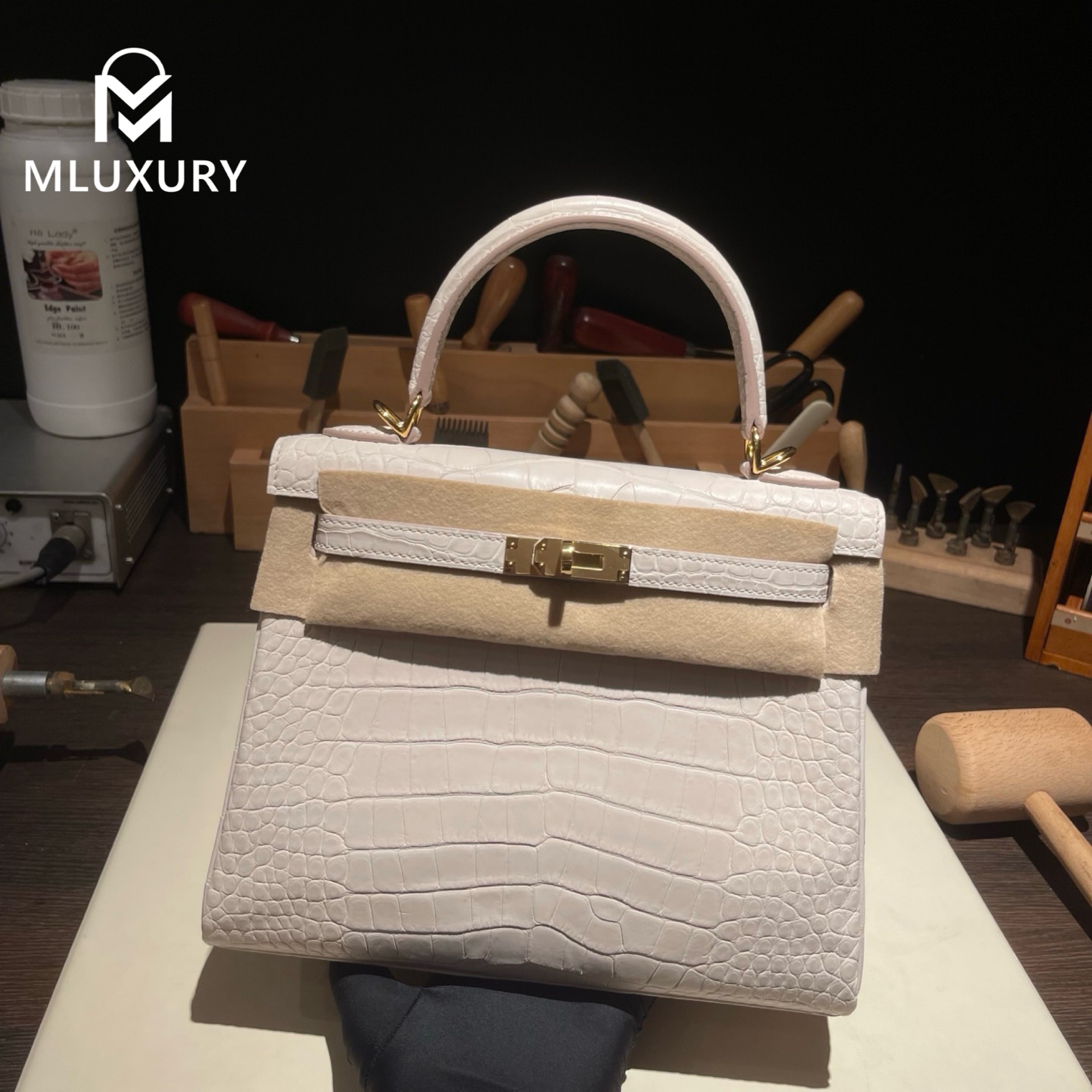 Hermès Kelly 25, interior stitching, matte crocodile leather, 8L glacier white, gold hardware