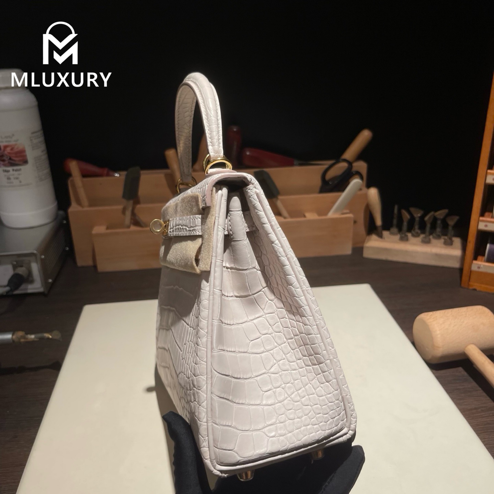 Hermès Kelly 25, interior stitching, matte crocodile leather, 8L glacier white, gold hardware
