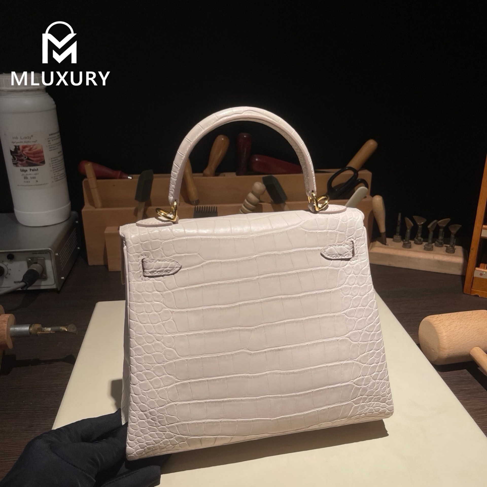 Hermès Kelly 25, interior stitching, matte crocodile leather, 8L glacier white, gold hardware