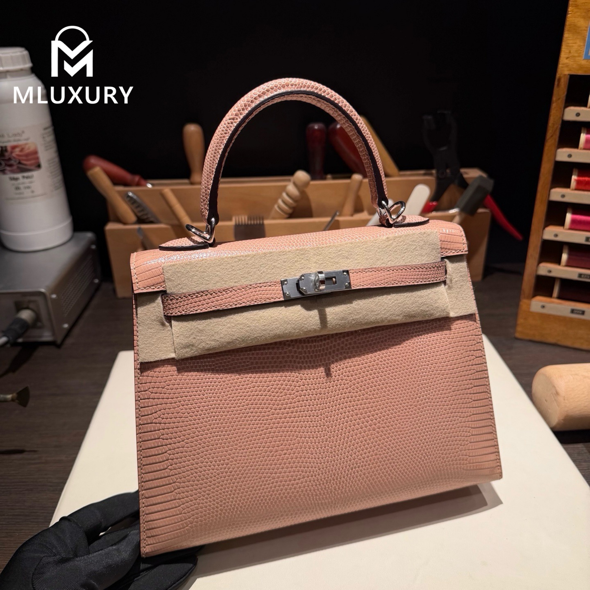 Hermès Kelly 25, Exterior stitched with lizard skin, Milk tea color, Silver hardware