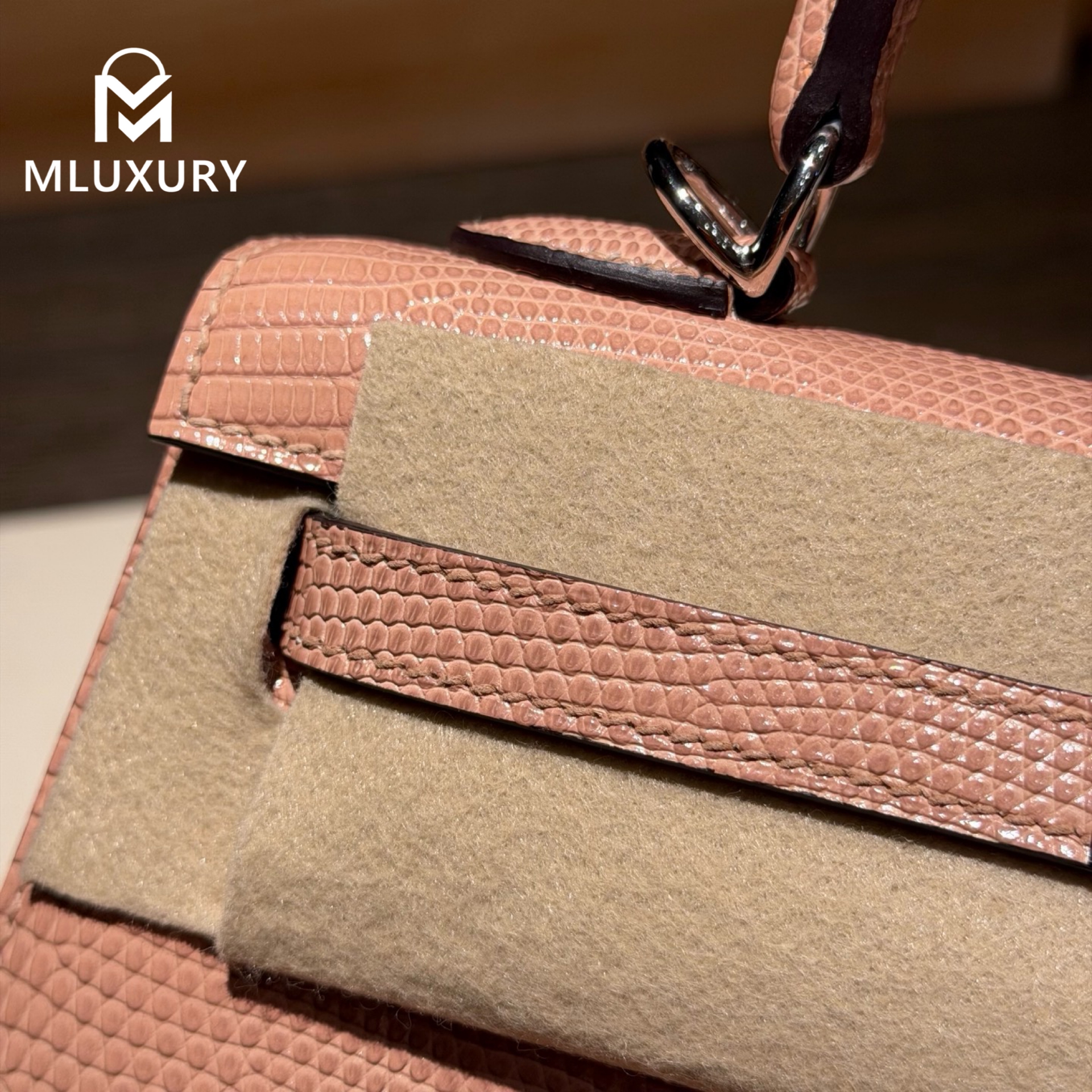 Hermès Kelly 25, Exterior stitched with lizard skin, Milk tea color, Silver hardware