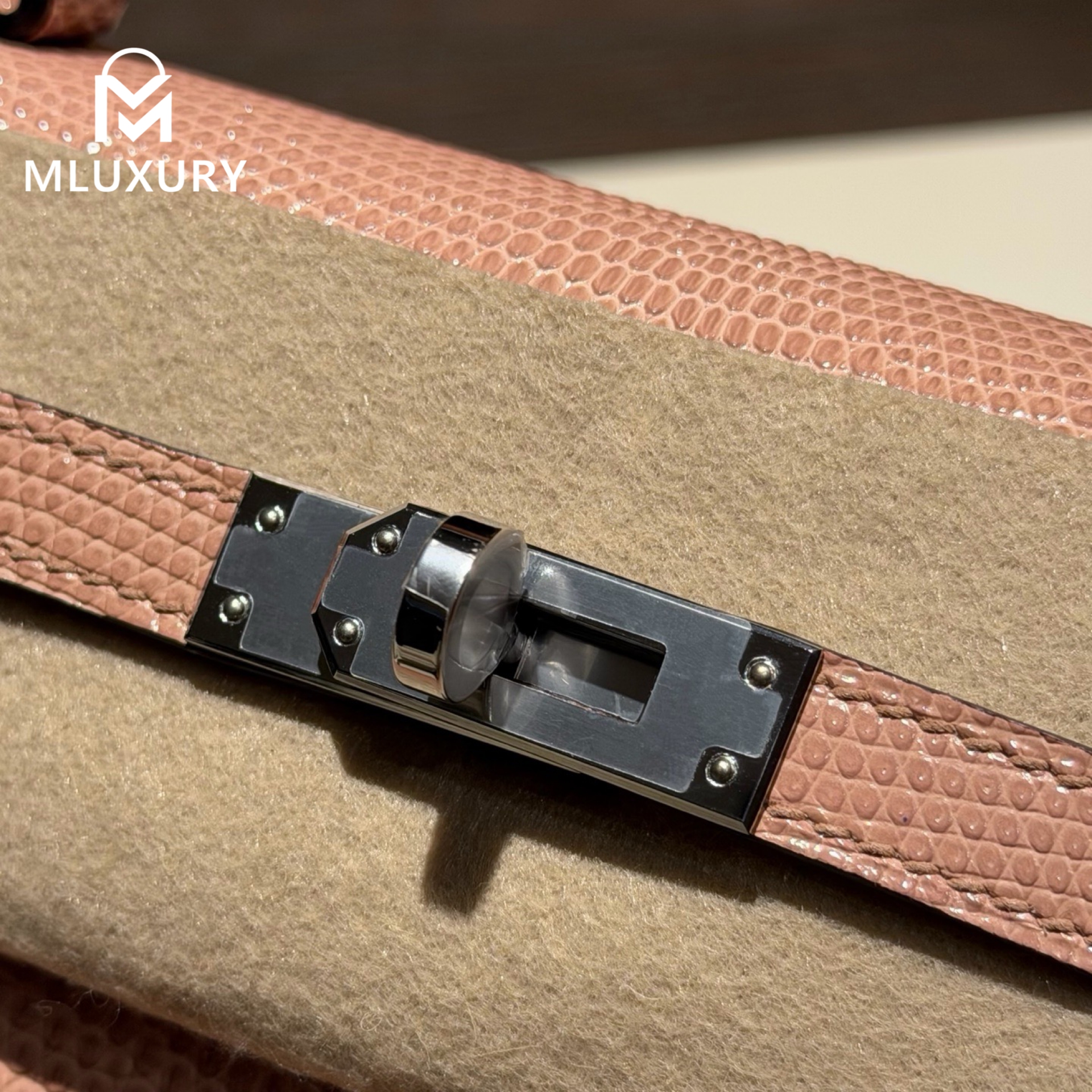 Hermès Kelly 25, Exterior stitched with lizard skin, Milk tea color, Silver hardware