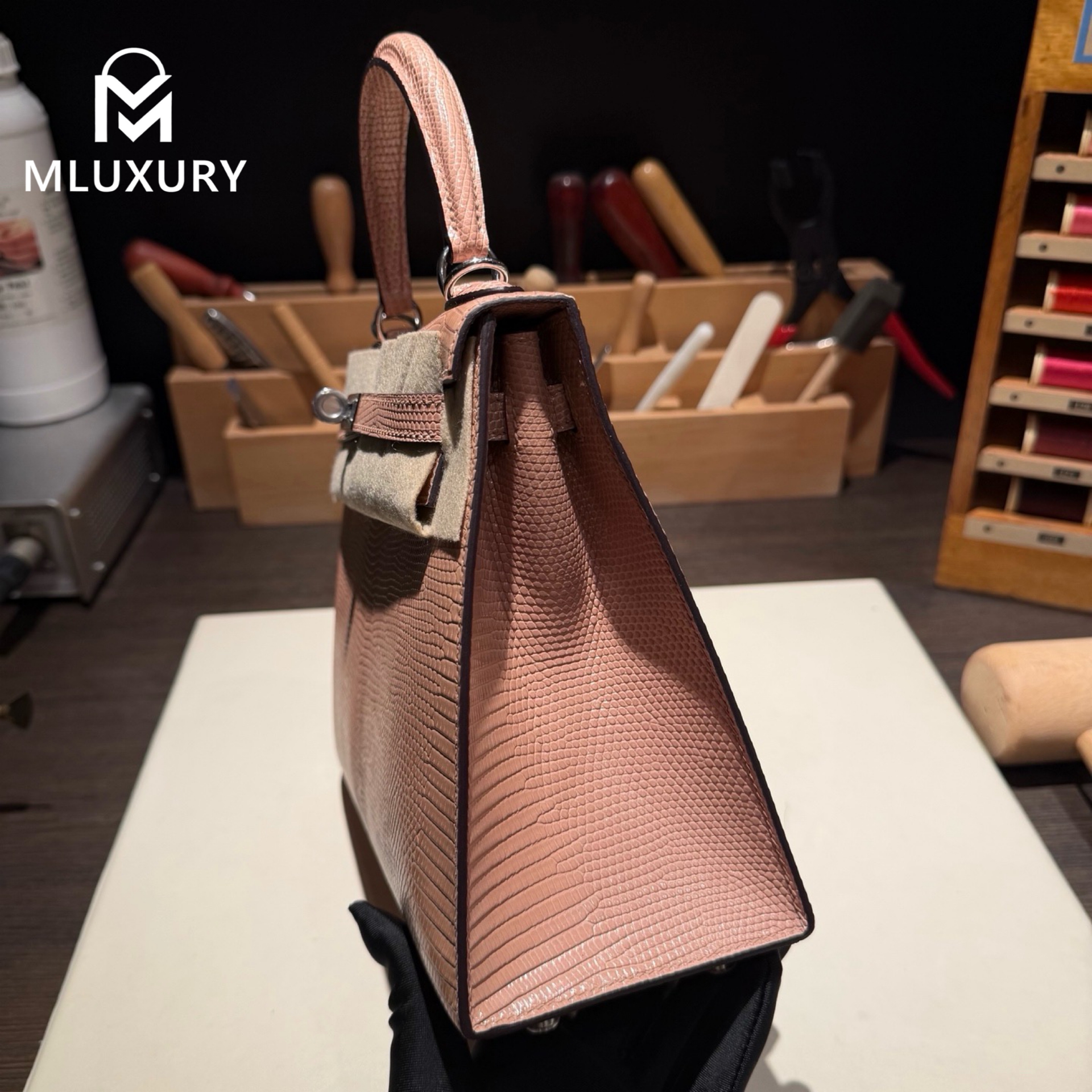 Hermès Kelly 25, Exterior stitched with lizard skin, Milk tea color, Silver hardware