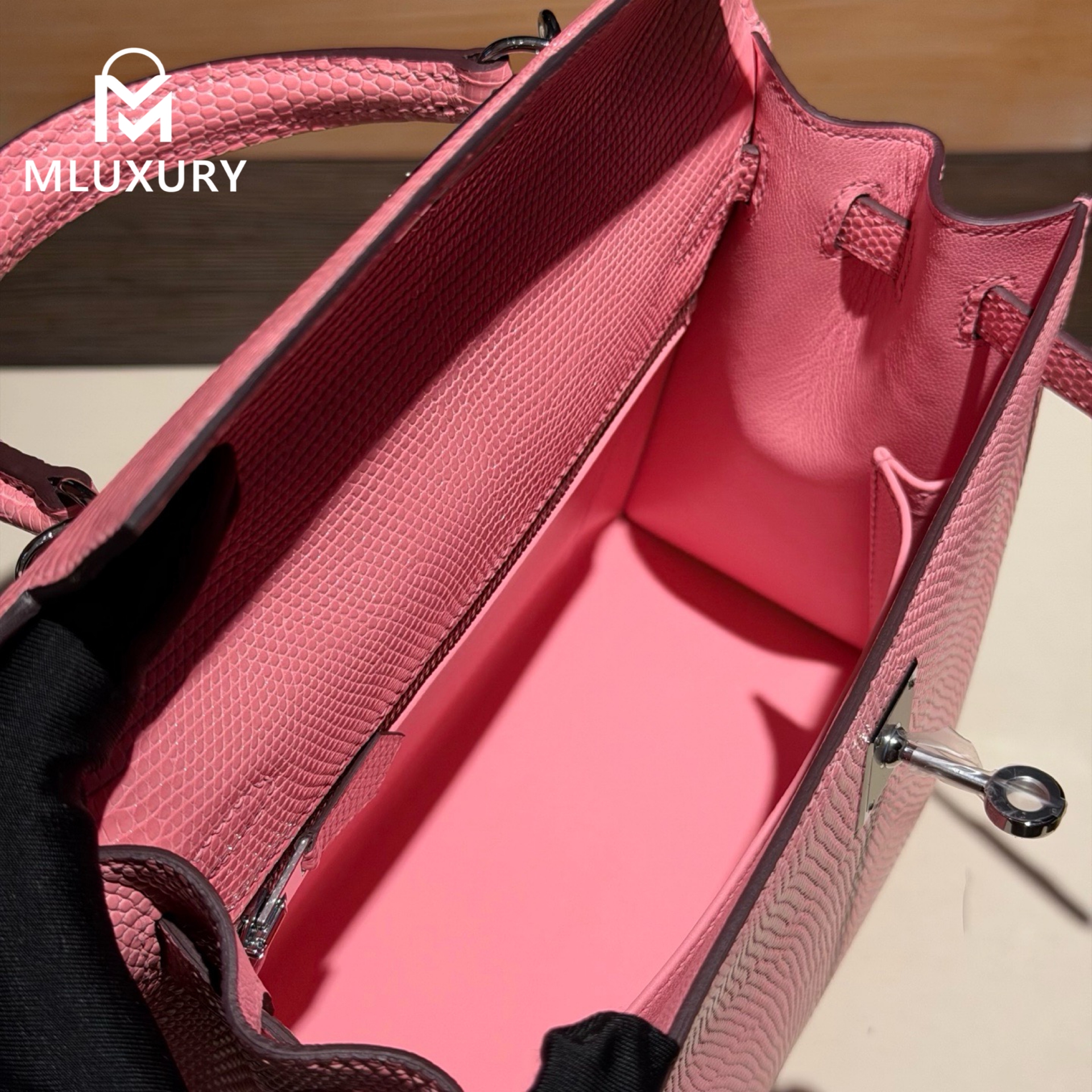 Hermès Kelly 25, Exterior stitched with lizard skin, Cherry blossom pink, Silver hardware