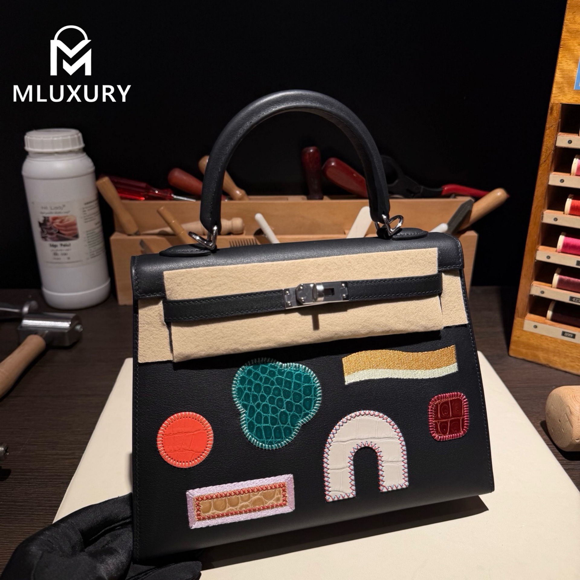 Hermès Kelly 25, Limited edition with embroidered green crocodile emblem, Black, Silver hardware